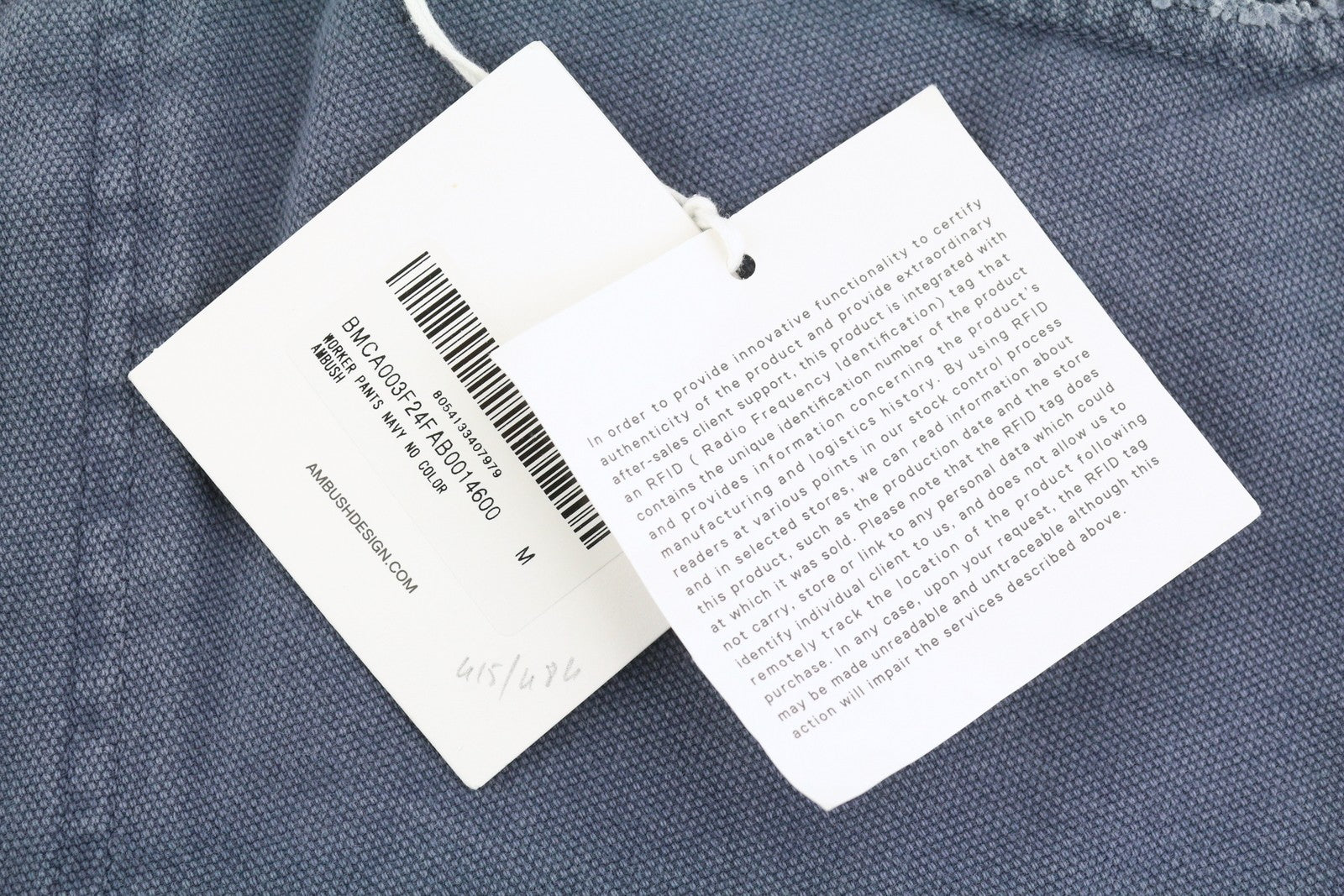 AMBUSH Worker vyriškos kelnės, tamsiai mėlynos, laisvos, įprasto kirpimo, su užtaisytomis kišenėmis, užtrauktuku RRP415 