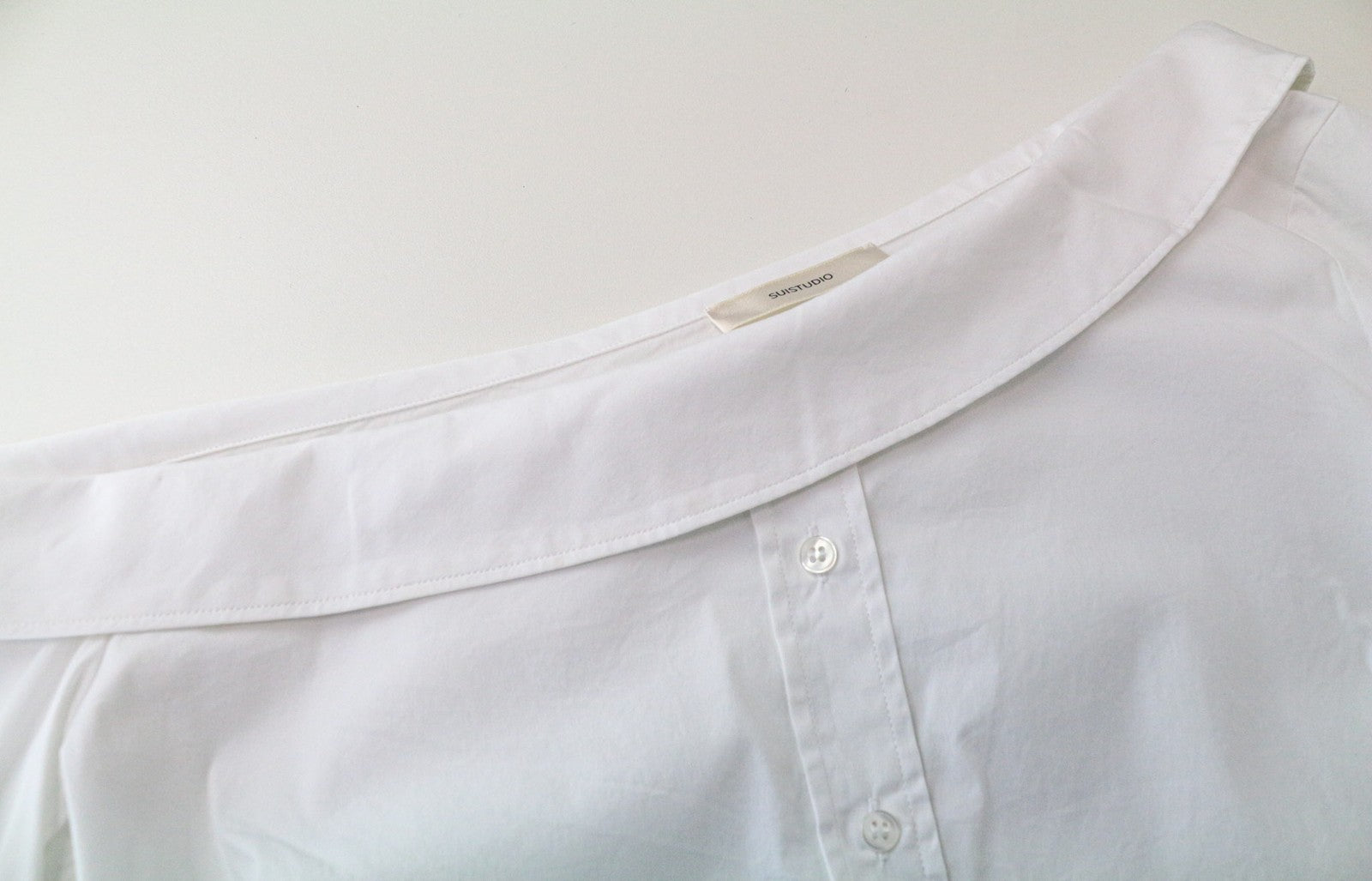 SUISTUDIO Bob moteriški marškinėliai, UK10, balti, ploni, medvilnės mišinio, oficiali palaidinė su valties formos iškirpte. 