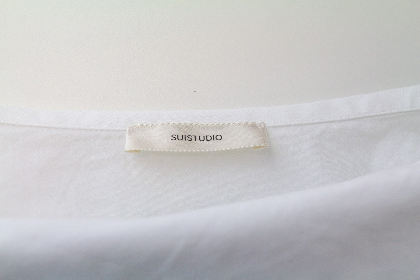 SUISTUDIO Bob moteriški marškinėliai, UK10, balti, ploni, medvilnės mišinio, oficiali palaidinė su valties formos iškirpte. 