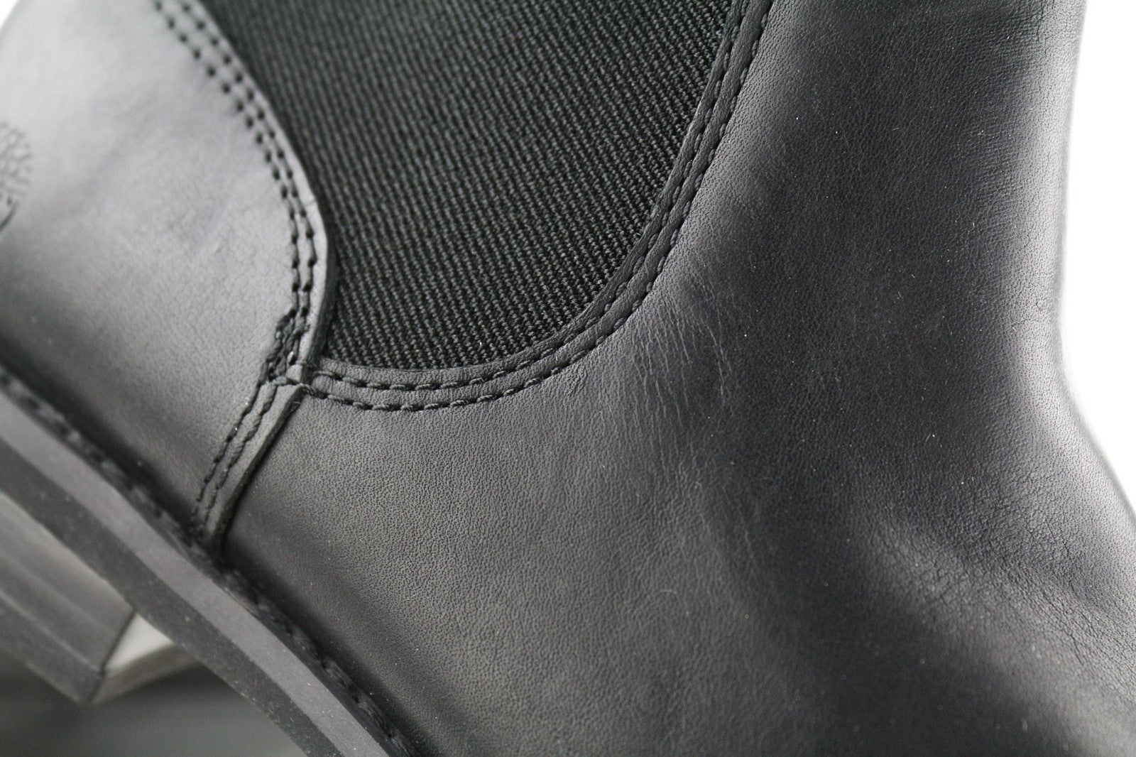 TIMBERLAND A1KHL moteriški juodi odiniai aulinukai su užtrauktuku šonuose.