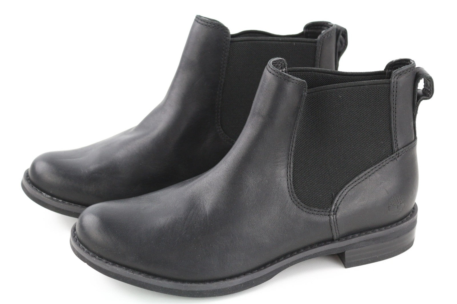 TIMBERLAND A1KHL moteriški juodi odiniai aulinukai su užtrauktuku šonuose.