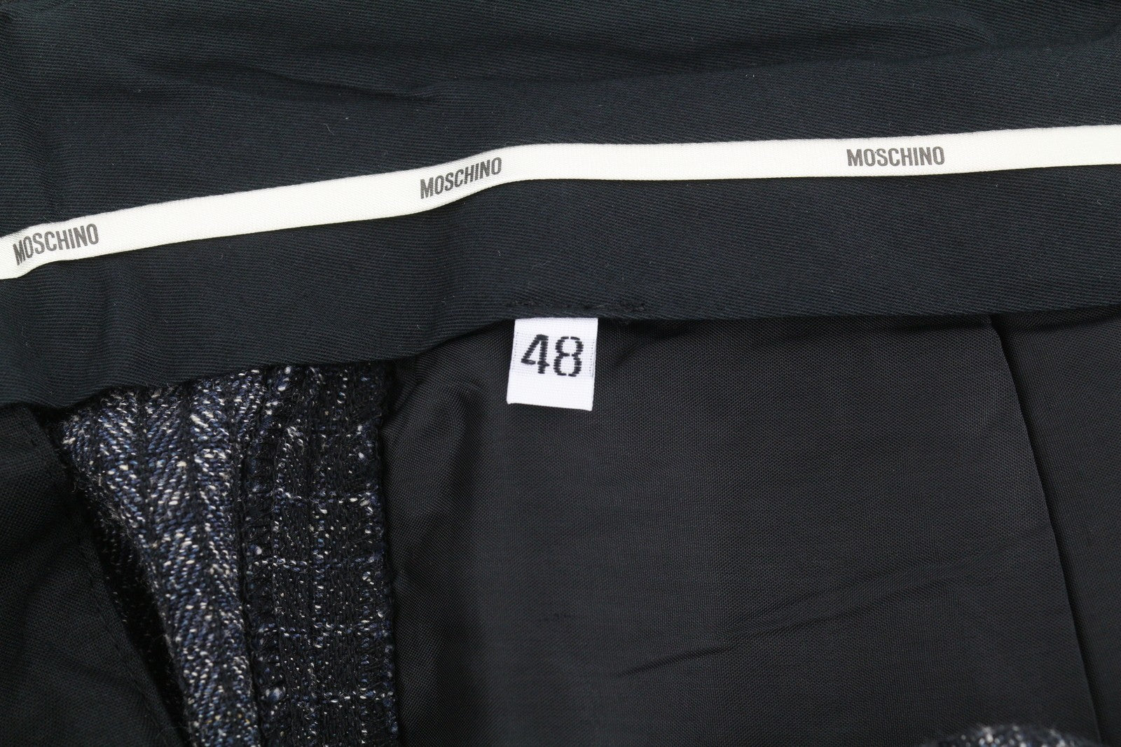 MOSCHINO moteriškos kelnės, 48 ​​cm, juodos, tekstūruotos, languotos, trumpintos, iki kulkšnių. 