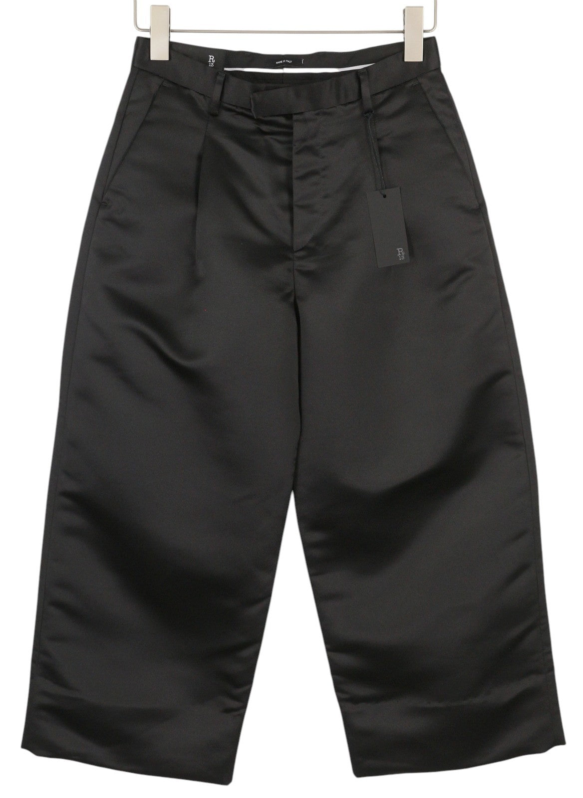 R13 Laisvos trumpos klostuotos moteriškos kelnės 24 juodos atlaso imitacijos iki kulkšnių FW25 