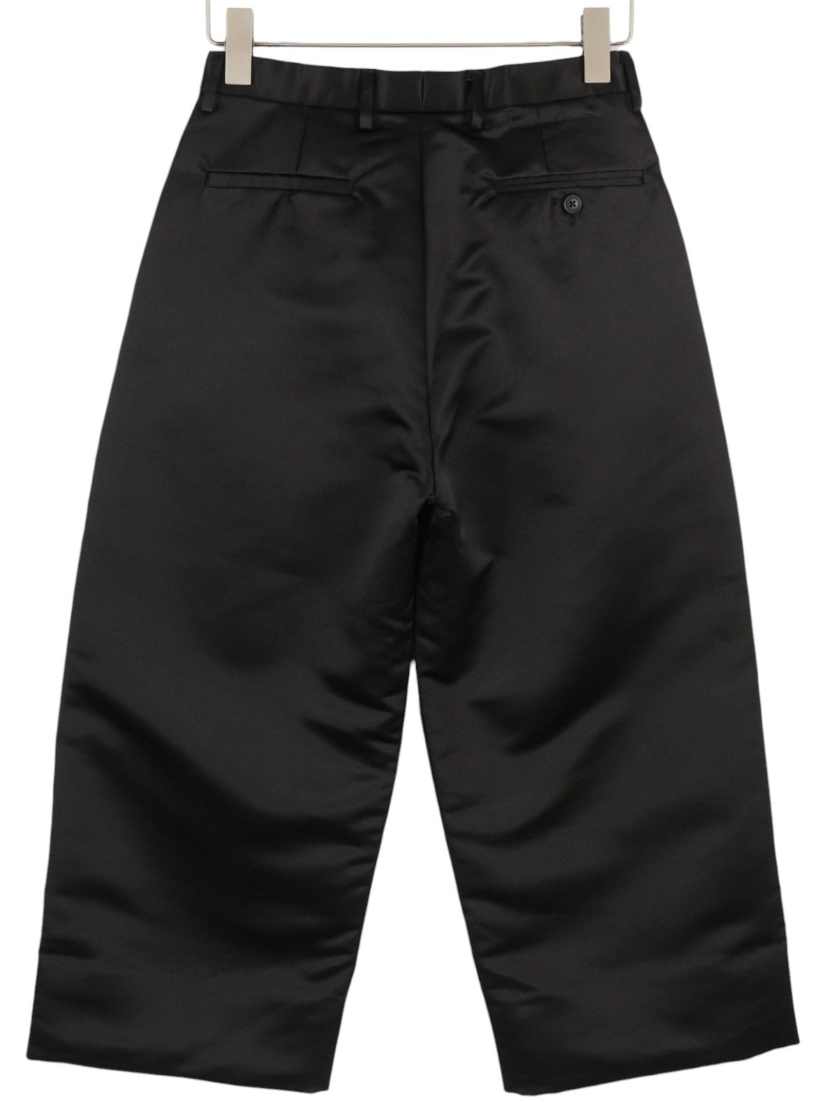 R13 Laisvos trumpos klostuotos moteriškos kelnės 24 juodos atlaso imitacijos iki kulkšnių FW25 