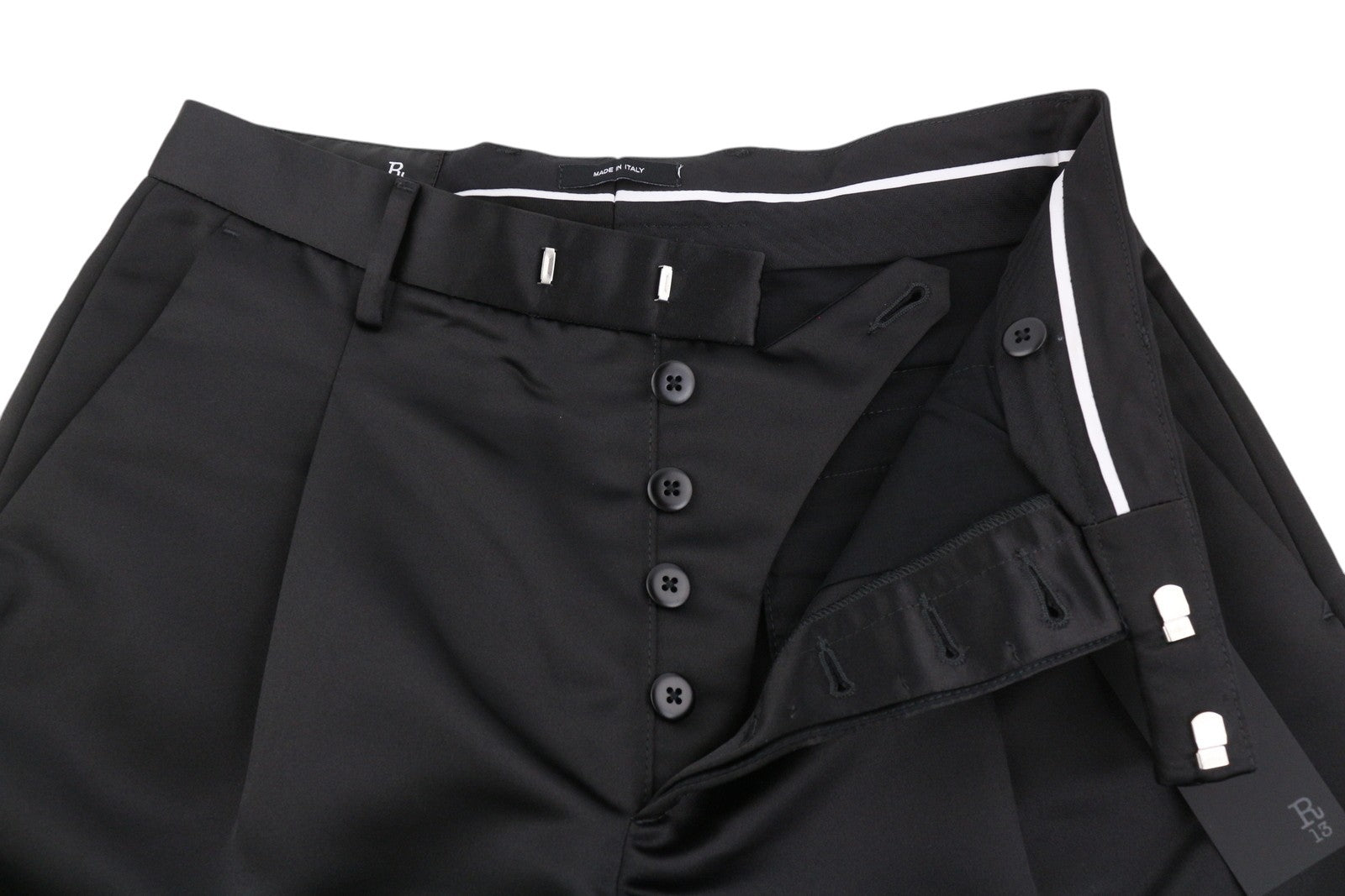 R13 Laisvos trumpos klostuotos moteriškos kelnės 24 juodos atlaso imitacijos iki kulkšnių FW25 