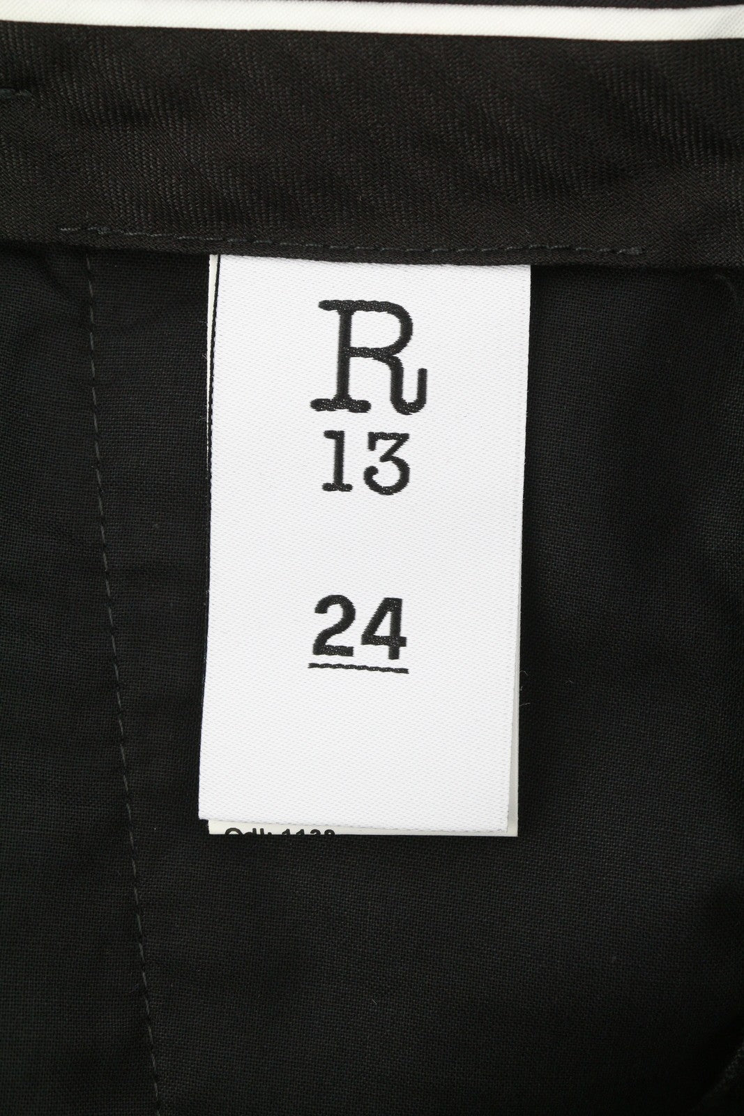 R13 Laisvos trumpos klostuotos moteriškos kelnės 24 juodos atlaso imitacijos iki kulkšnių FW25 