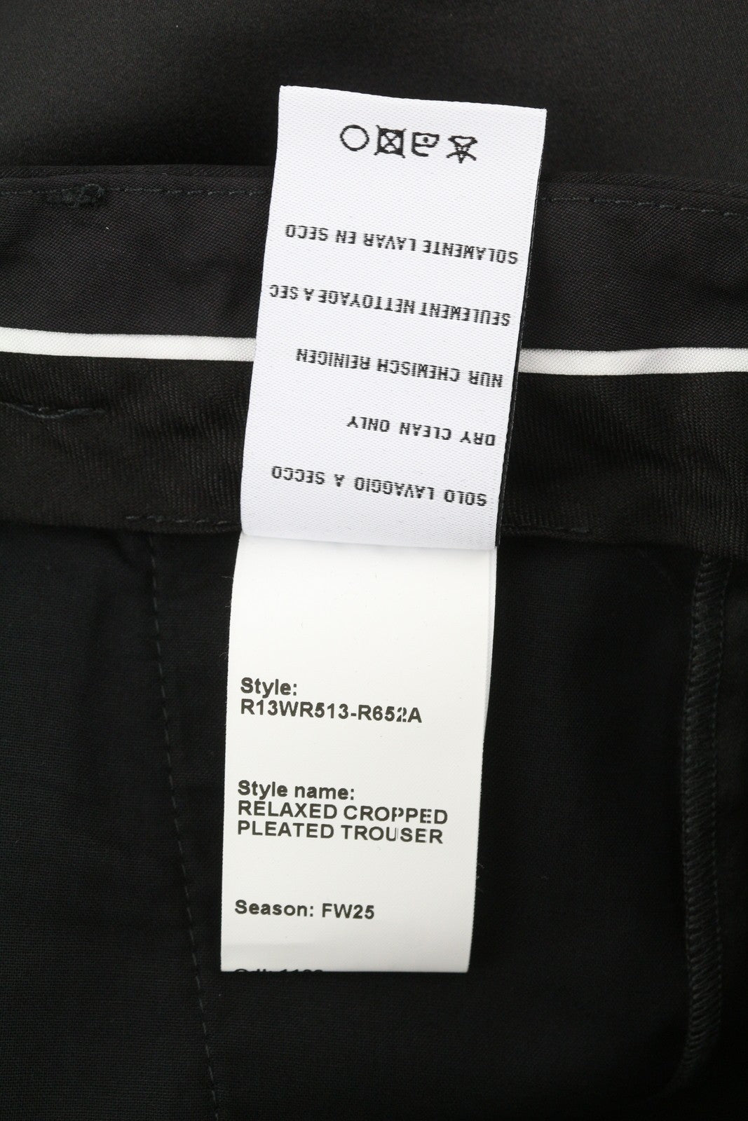 R13 Laisvos trumpos klostuotos moteriškos kelnės 24 juodos atlaso imitacijos iki kulkšnių FW25 