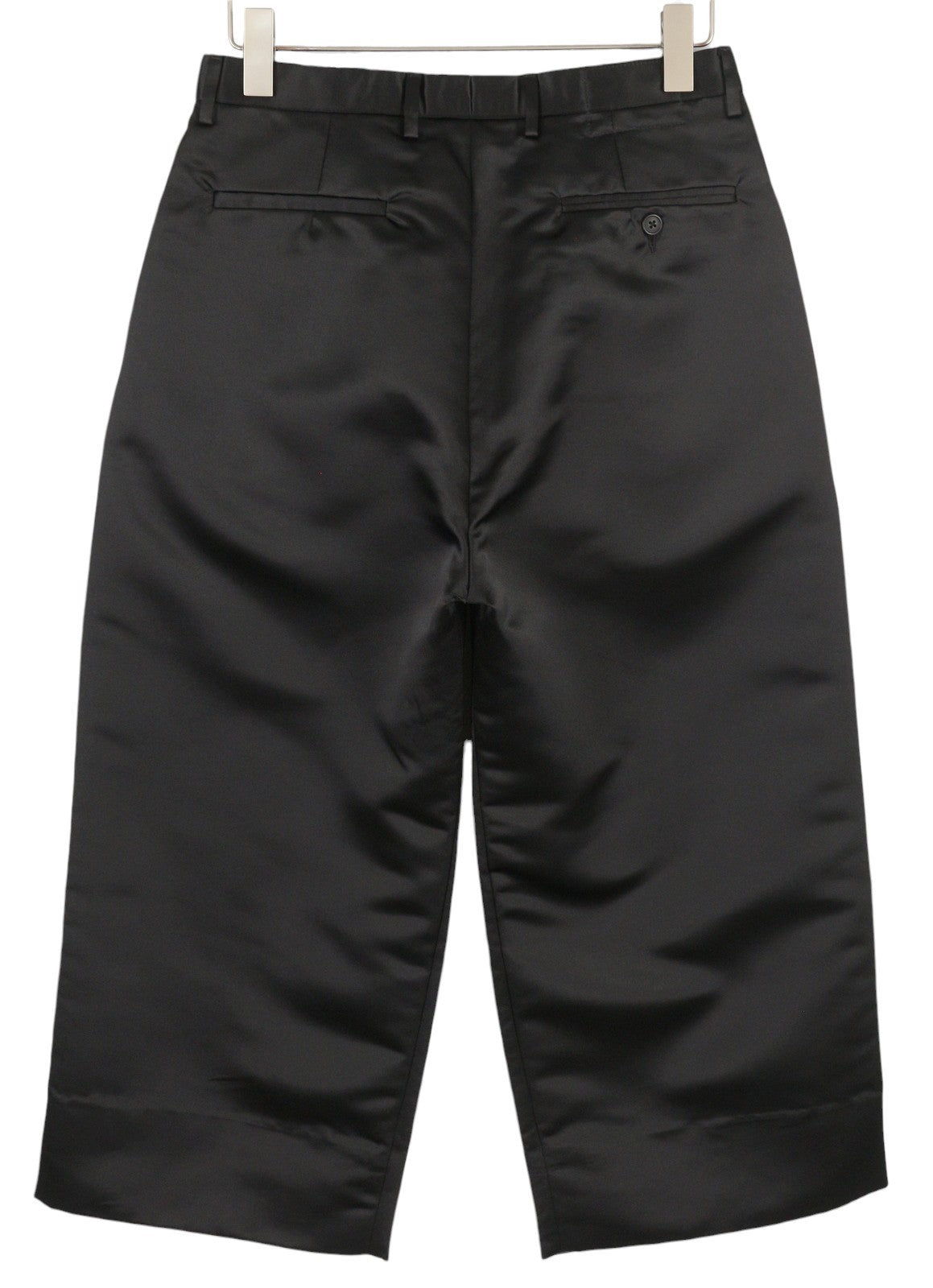 R13 laisvos trumpos klostuotos moteriškos kelnės 27 juodos atlaso imitacijos iki kulkšnių FW25 