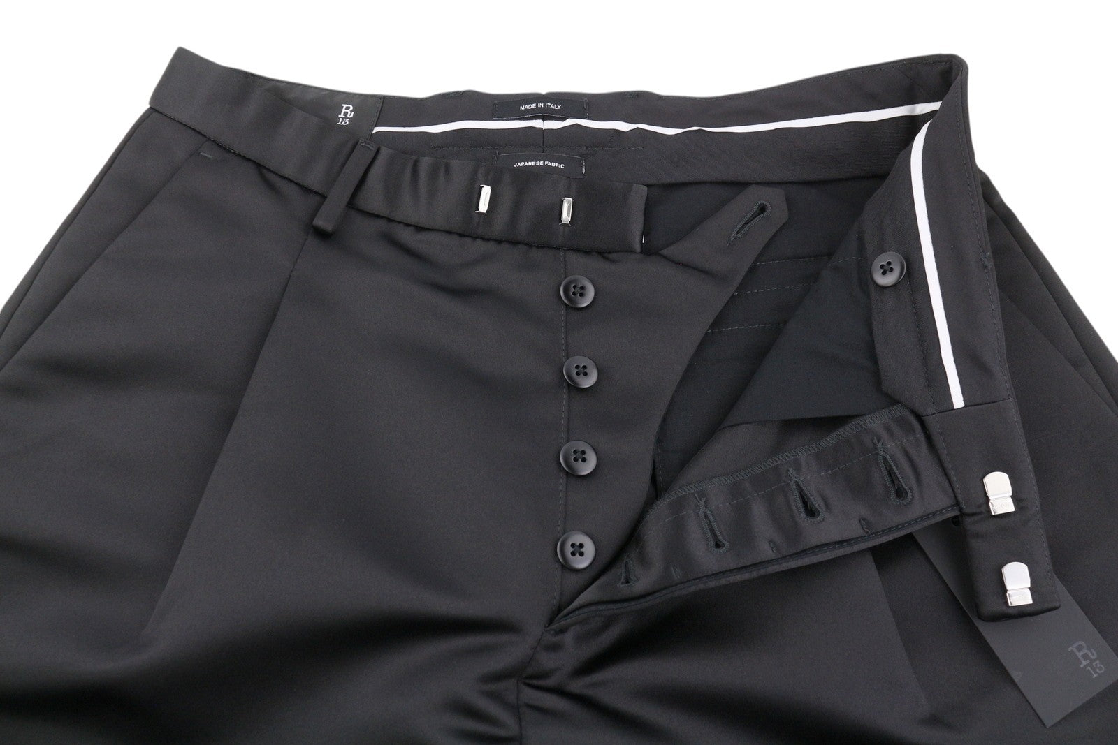 R13 laisvos trumpos klostuotos moteriškos kelnės 27 juodos atlaso imitacijos iki kulkšnių FW25 