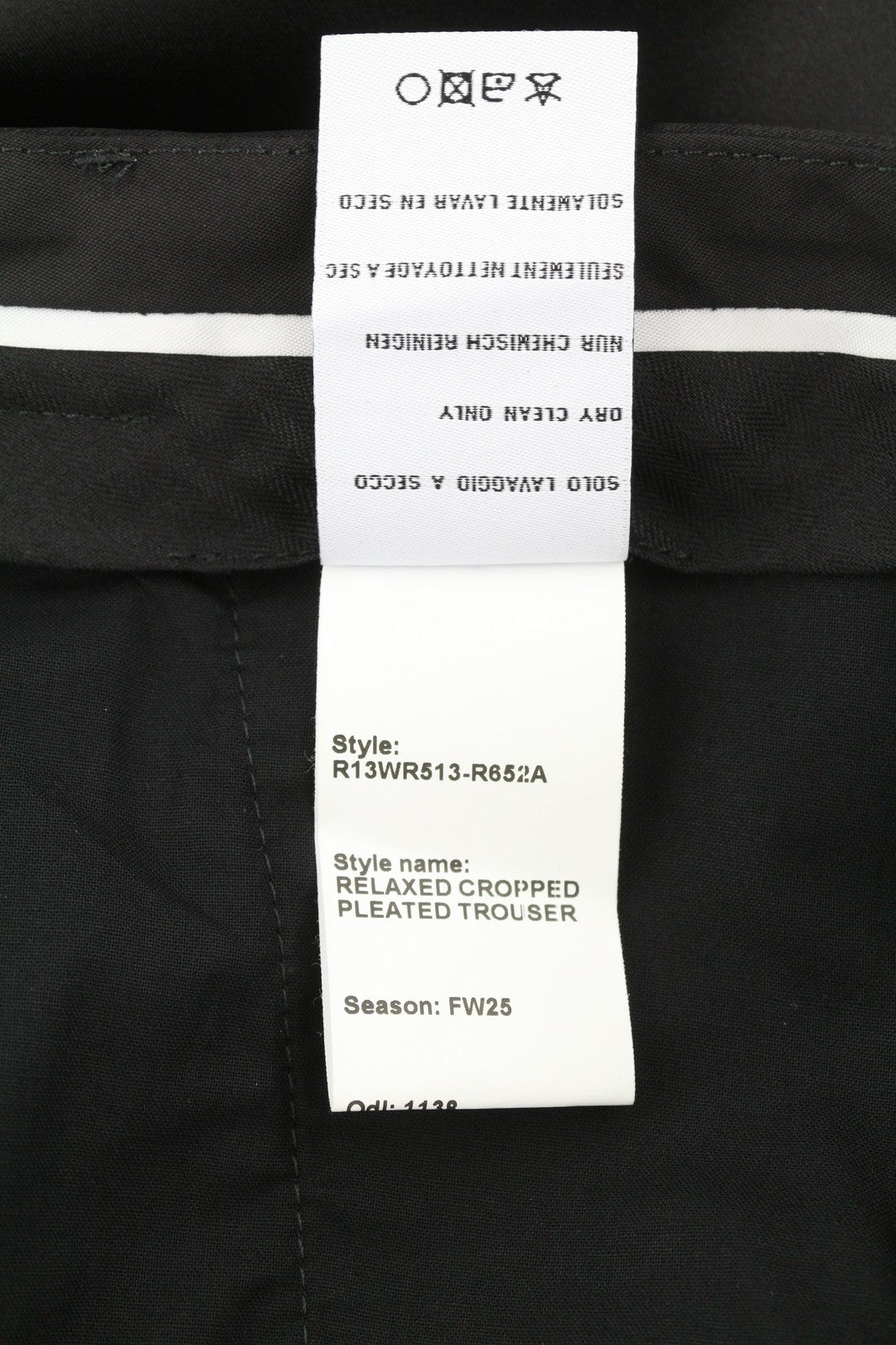 R13 laisvos trumpos klostuotos moteriškos kelnės 27 juodos atlaso imitacijos iki kulkšnių FW25 