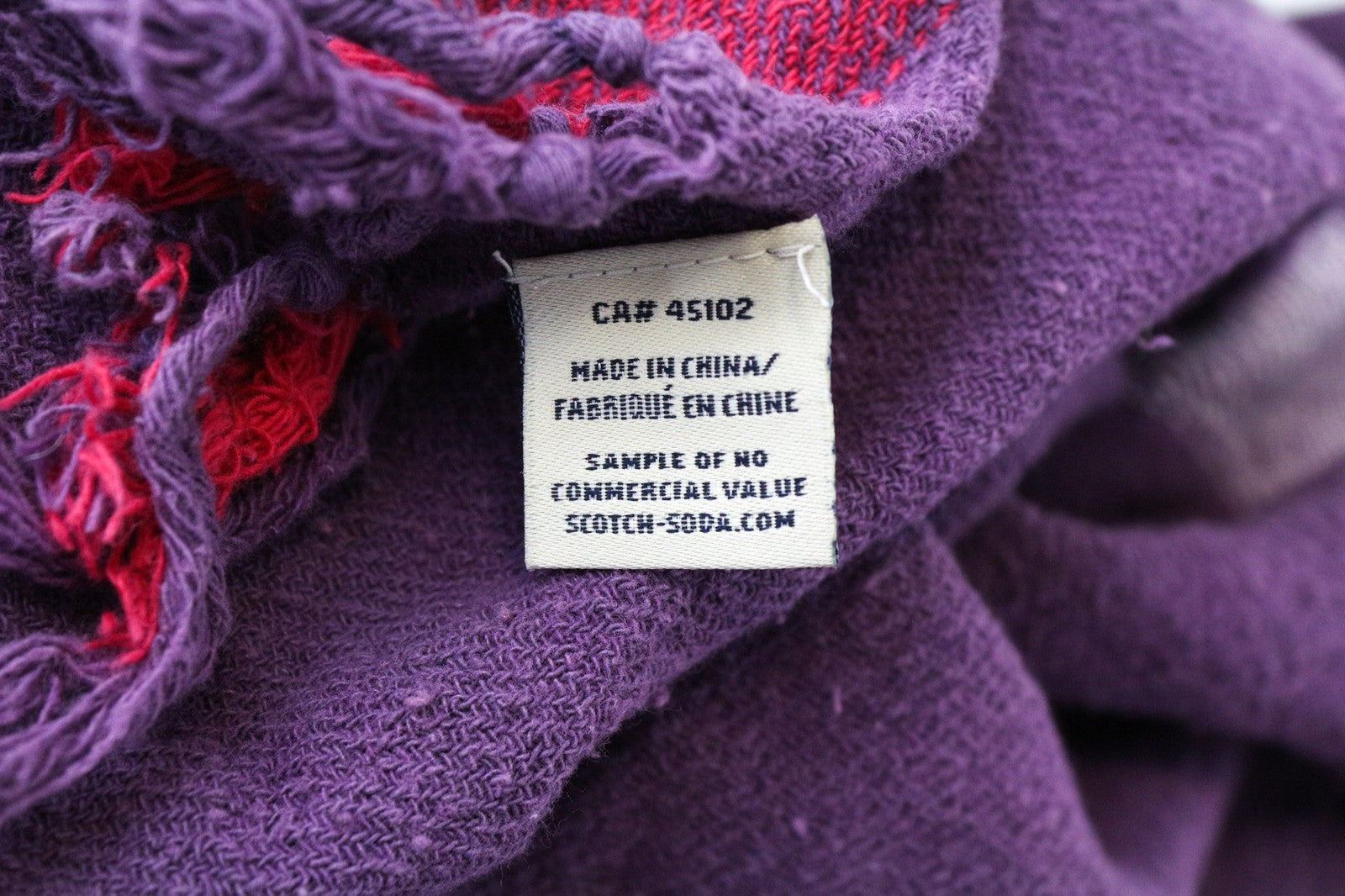 MAISON SCOTCH moteriškas šalikas OS violetinis tartano dryžuotas austas kvadratinis apdangalas su kutais 