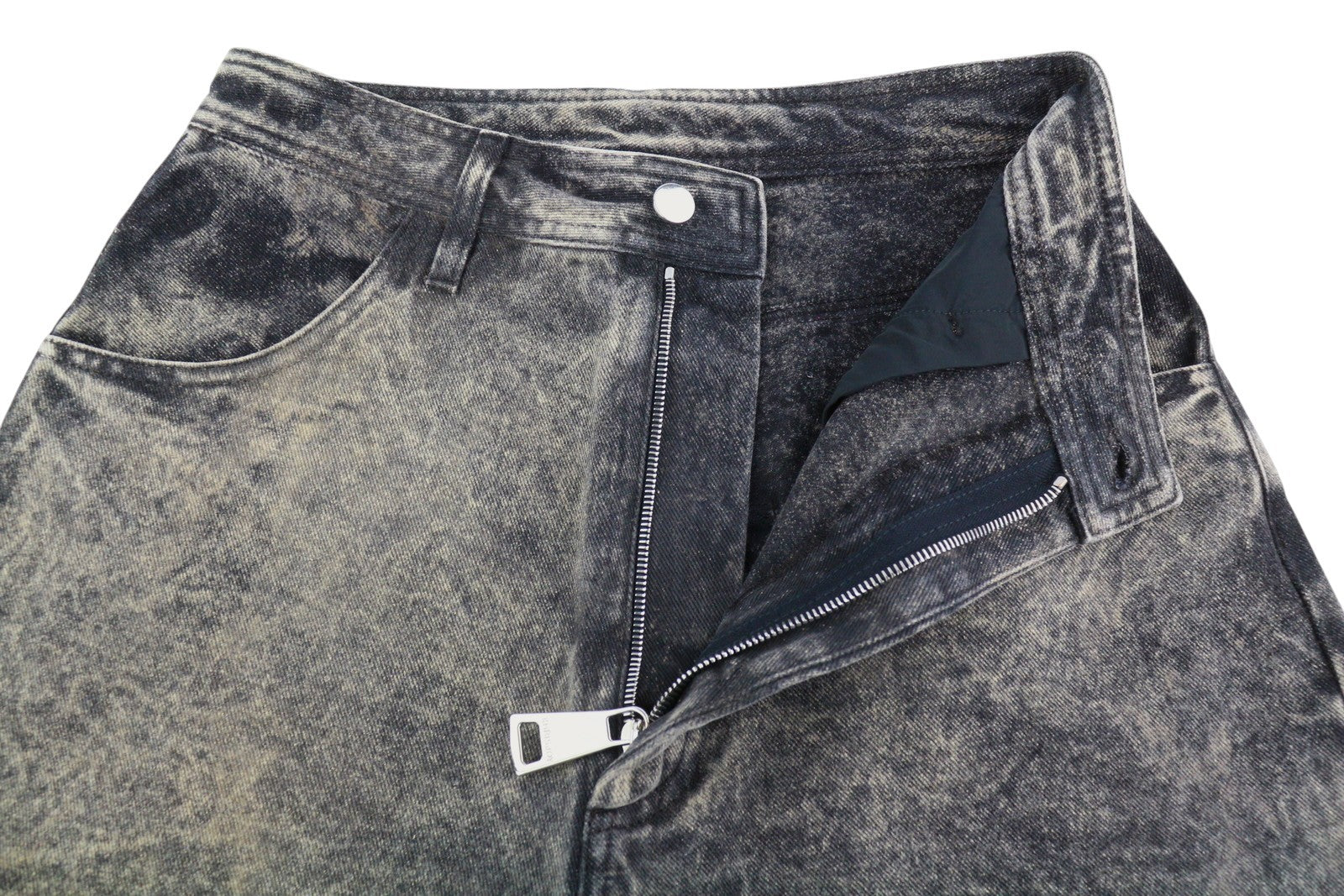 KHRISJOY moteriški džinsai W27 pilki, išblukinti, skalbti, tiesaus kirpimo, aukštu juosmeniu, užtrauktuku. 