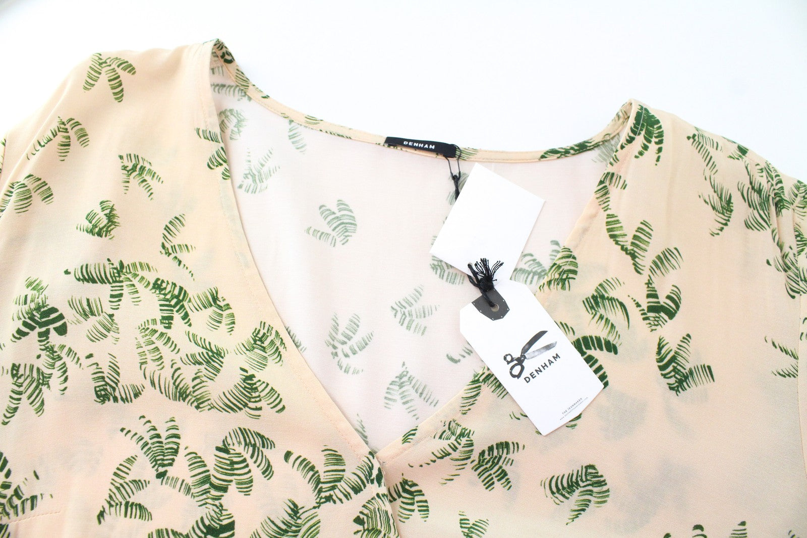 DENHAM Thelma Women T-Shirt L Beige Palm Pattern Short Sleeve V-Neck Lightweight