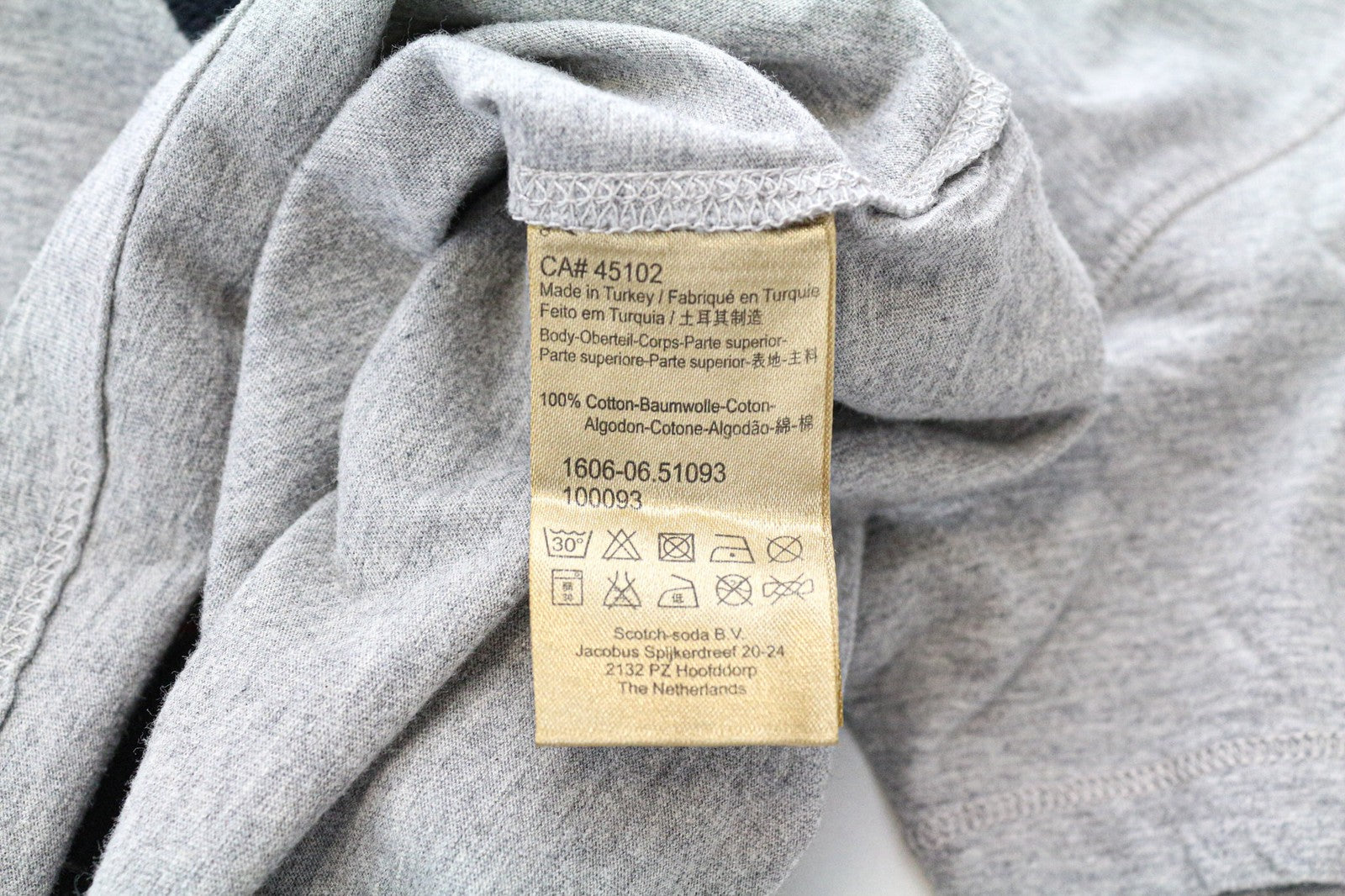 SCOTCH &amp; SODA vyriški marškinėliai M pilki melanžo spalvos apvalios apykaklės raštu, siuvinėti džersio medvilniniai marškinėliai 