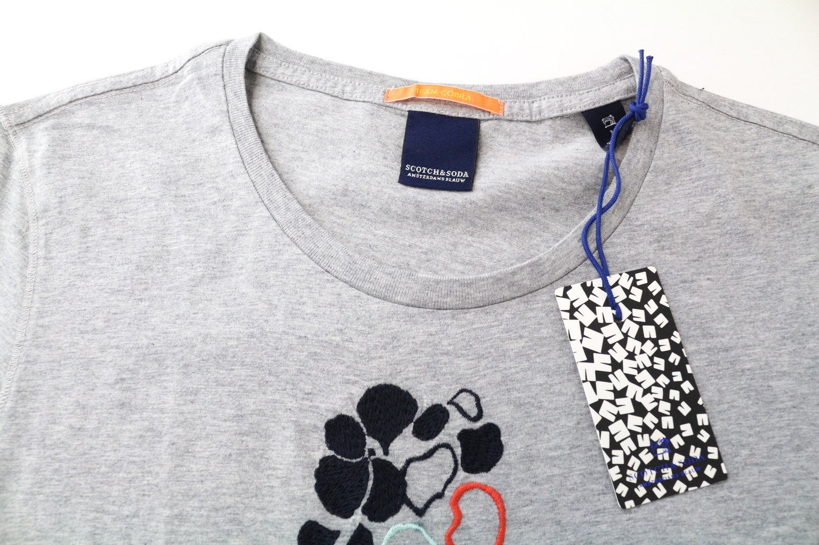 SCOTCH &amp; SODA vyriški marškinėliai M pilki marškinėliai su apvalia kaklo iškirpte, logotipu ir siuvinėtu džersio raštu 