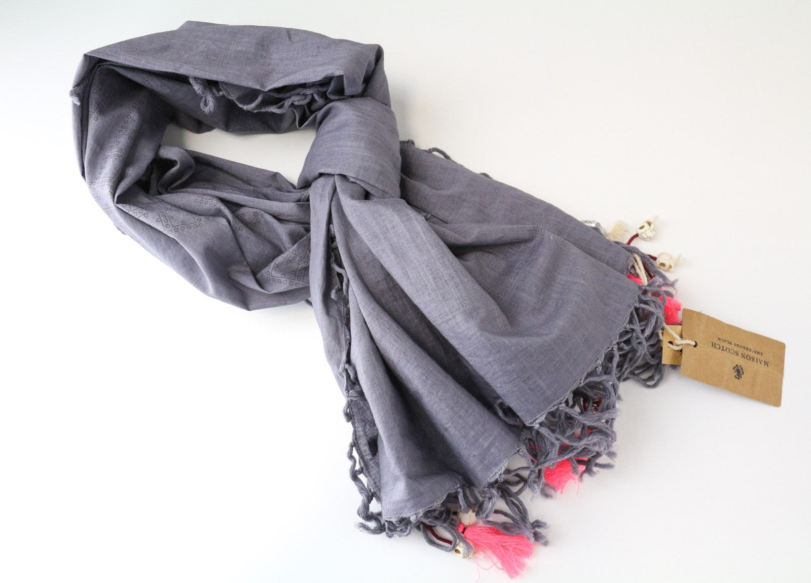 MAISON SCOTCH moteriškas pilkas megztas medvilninis plonas šalikas su kutais ir lengvu raštu 