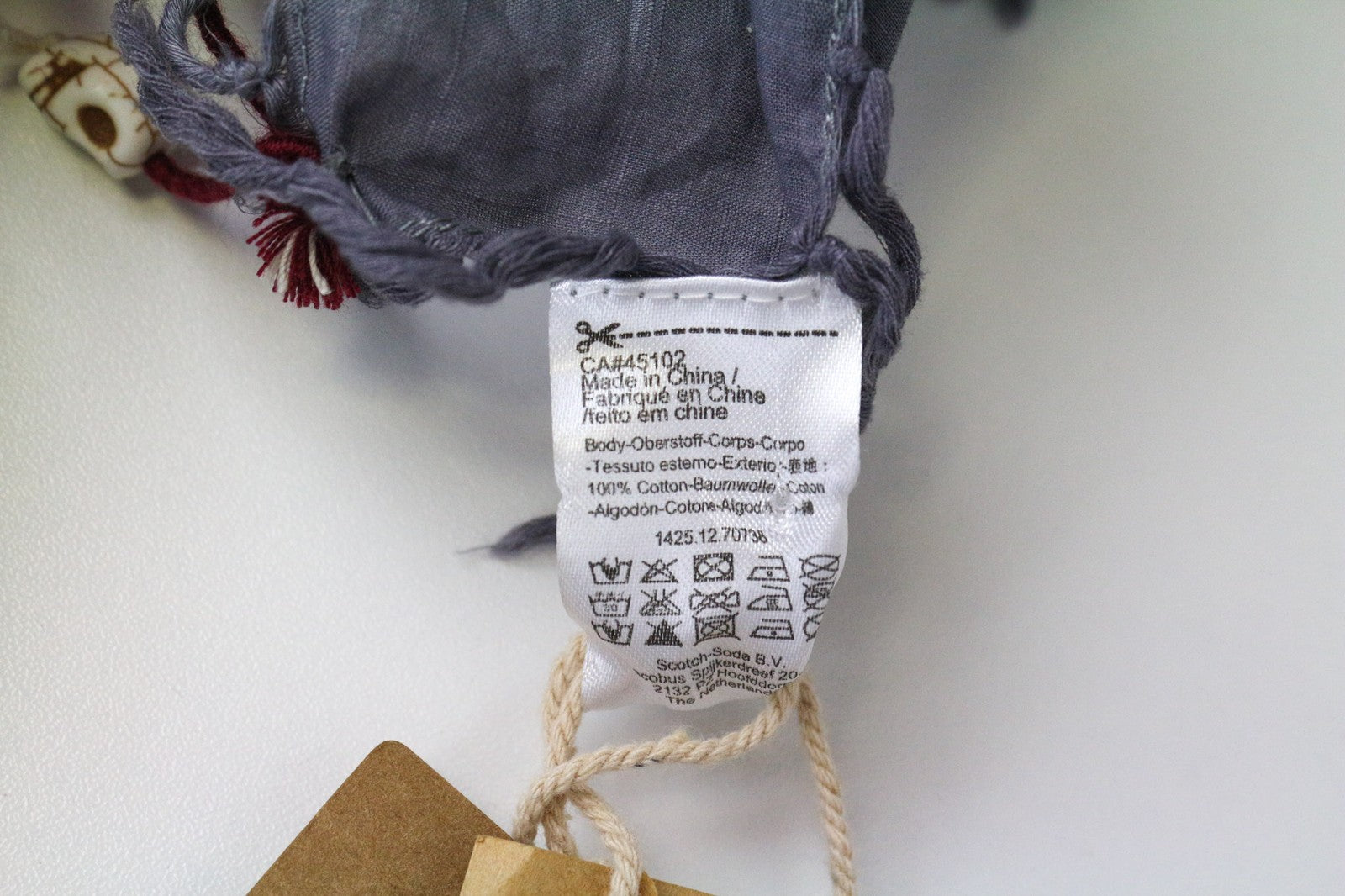 MAISON SCOTCH moteriškas pilkas megztas medvilninis plonas šalikas su kutais ir lengvu raštu 