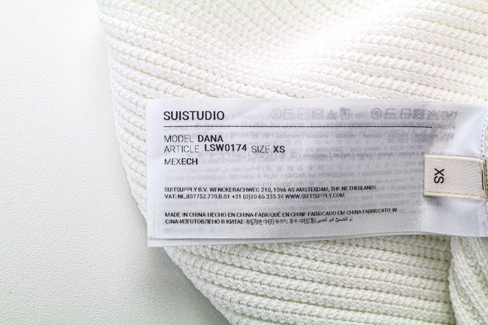 SUISTUDIO Dana moteriški marškinėliai XS dydžio balkšvai balti, ploni, briaunoti, megzti marškinėliai be rankovių 