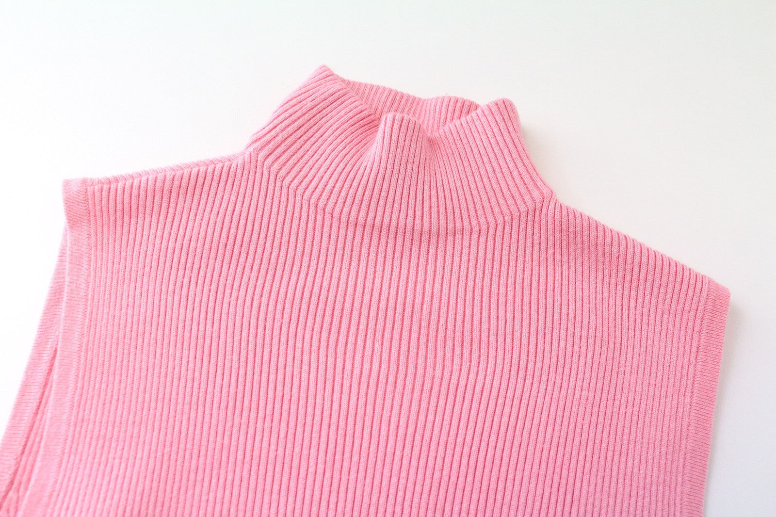 SUISTUDIO Blanca moteriški marškinėliai XS dydžio rožiniai, ploni, megzti, aukšta apykakle, briaunoti, be rankovių 