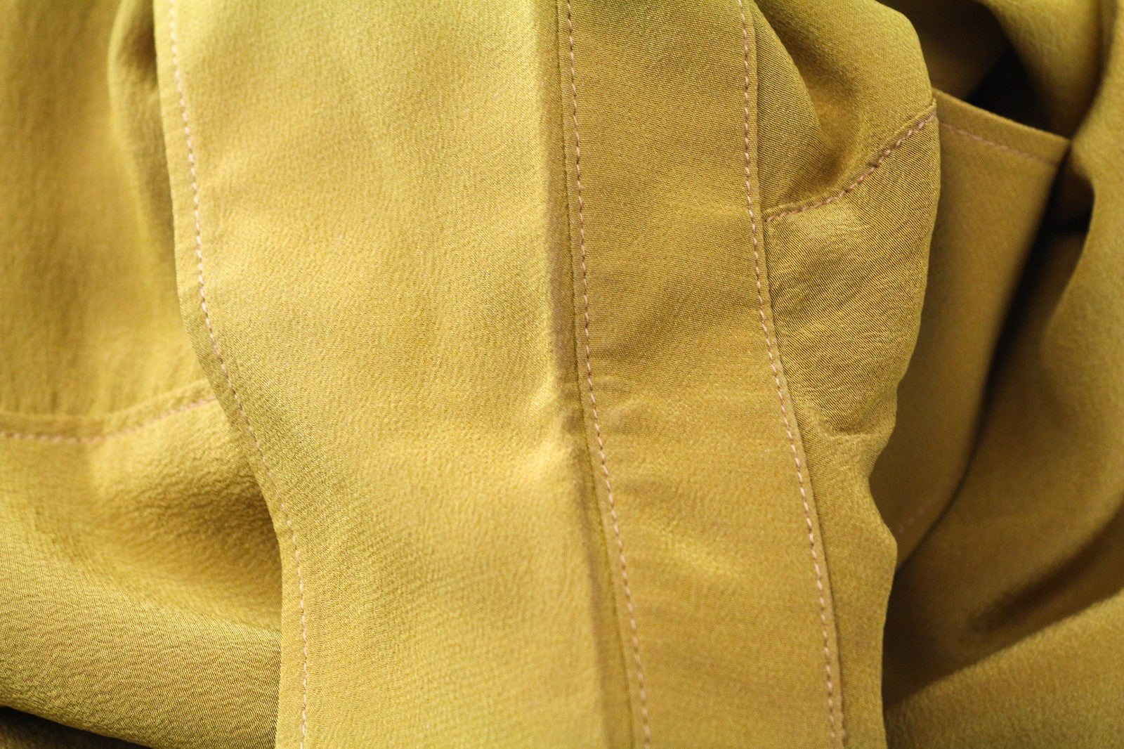 SUISTUDIO Bridgette moteriška palaidinė UK8 geltona garstyčių spalvos plona šilkine palaidinė su sagomis 