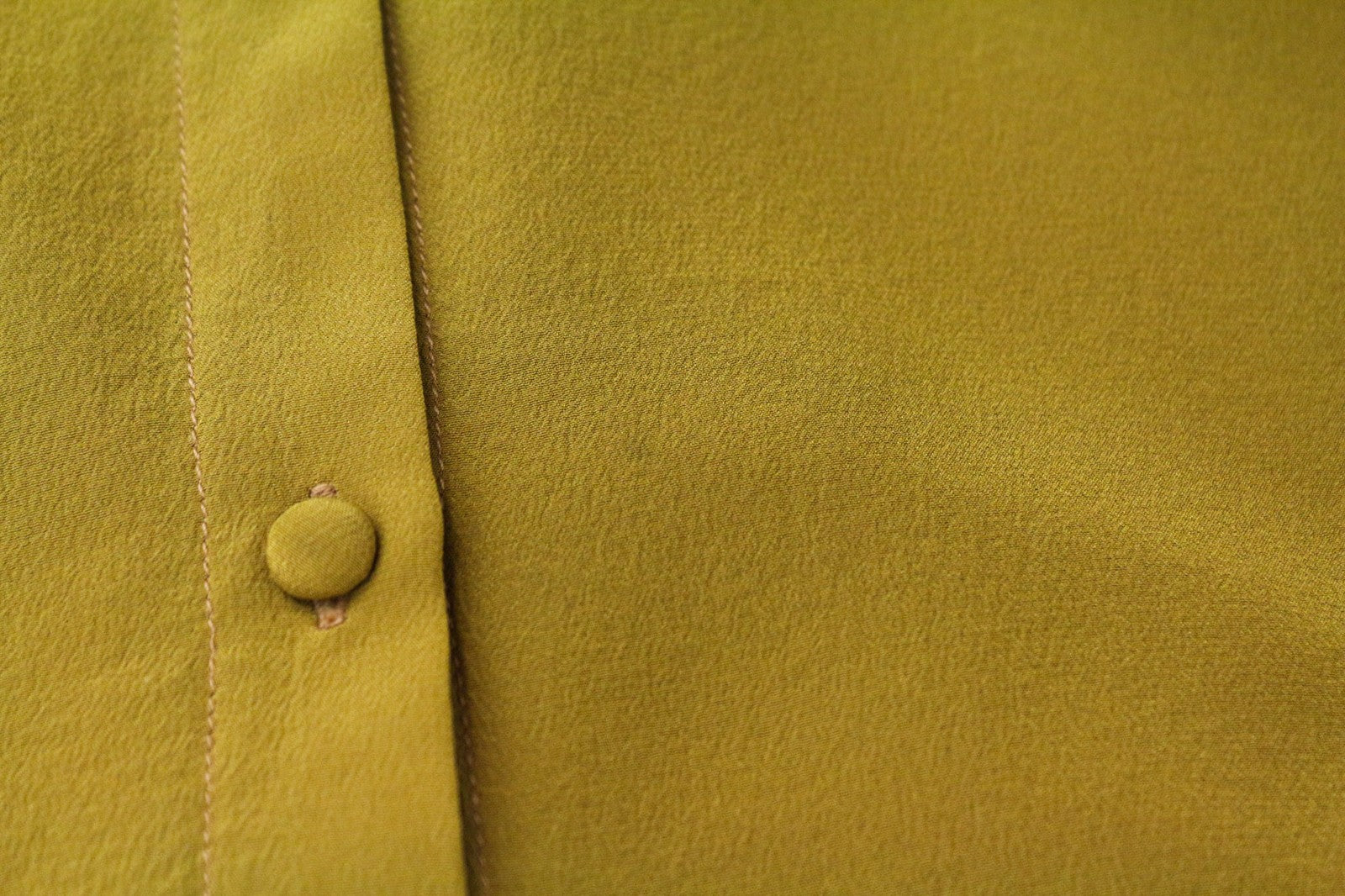 SUISTUDIO Bridgette moteriška palaidinė UK8 geltona garstyčių spalvos plona šilkine palaidinė su sagomis 