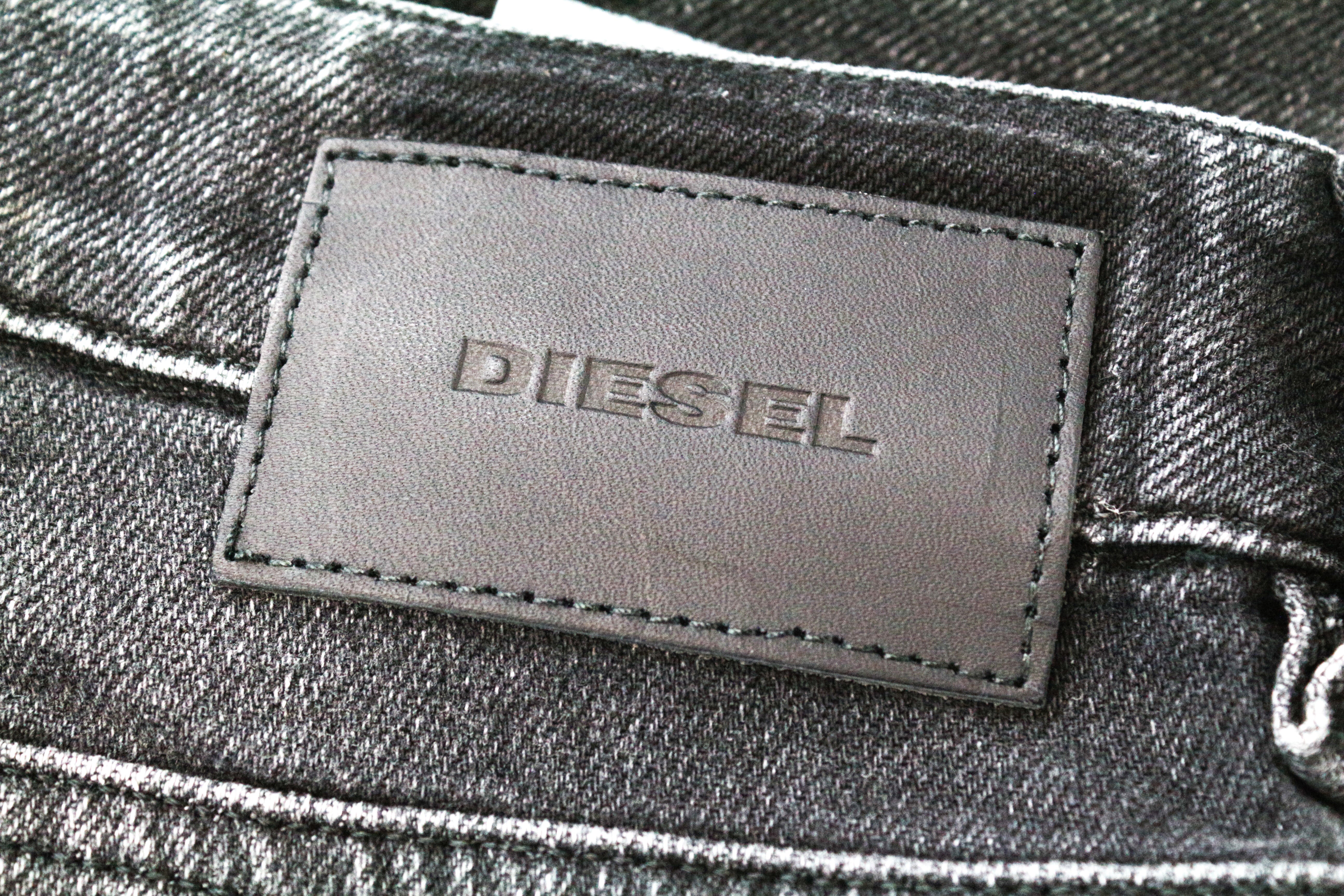 DIESEL D-Earlie 080AP W26/L30 juodi medvilniniai trumpi ploni moteriški džinsai 