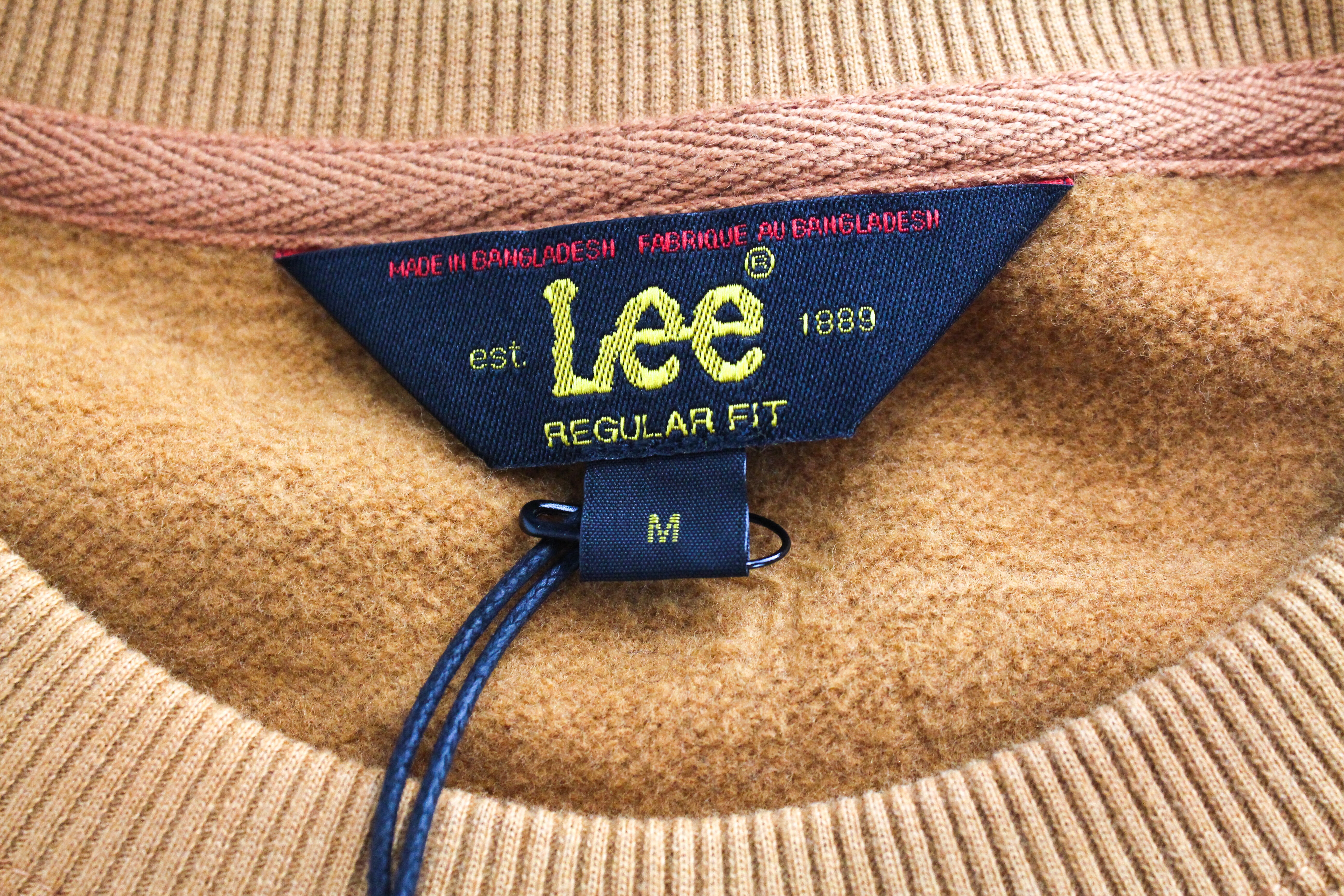 LEE vyriškas M dydžio karamelės rudos spalvos megztinis su logotipu, apvalia kaklo iškirpte, laisvalaikio kirpimas 