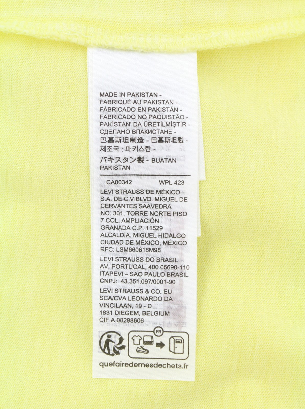 LEVI'S Vintage Fit Men T-Shirt XL Yellow Cotton Crew Neck Short Sleeve