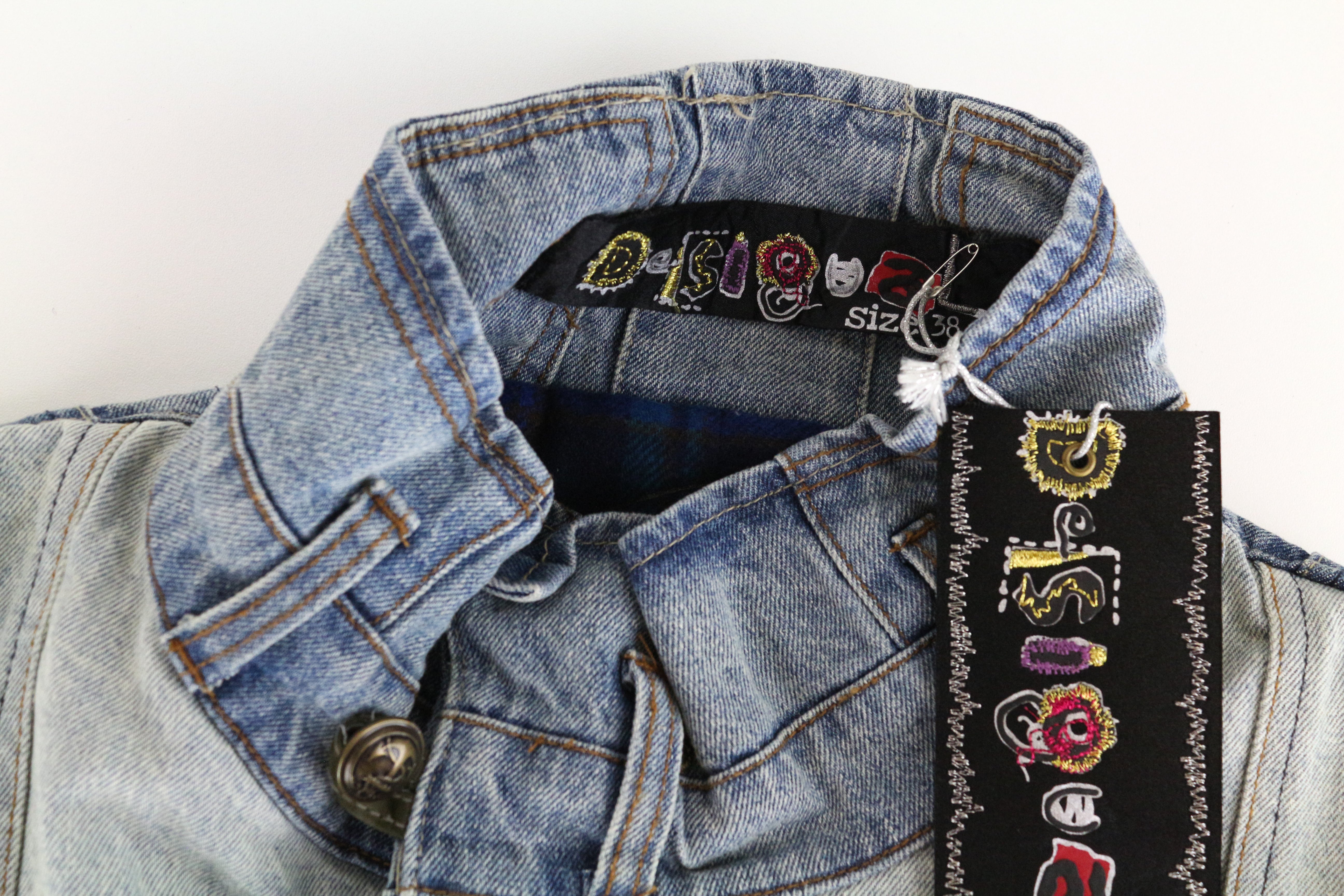 DESIGUAL mėlynas džinsinis švarkelis 38 moteriškas „Geisha Sequins“ su gryna medvilne ir skalbtos išvaizdos blizgučiais 