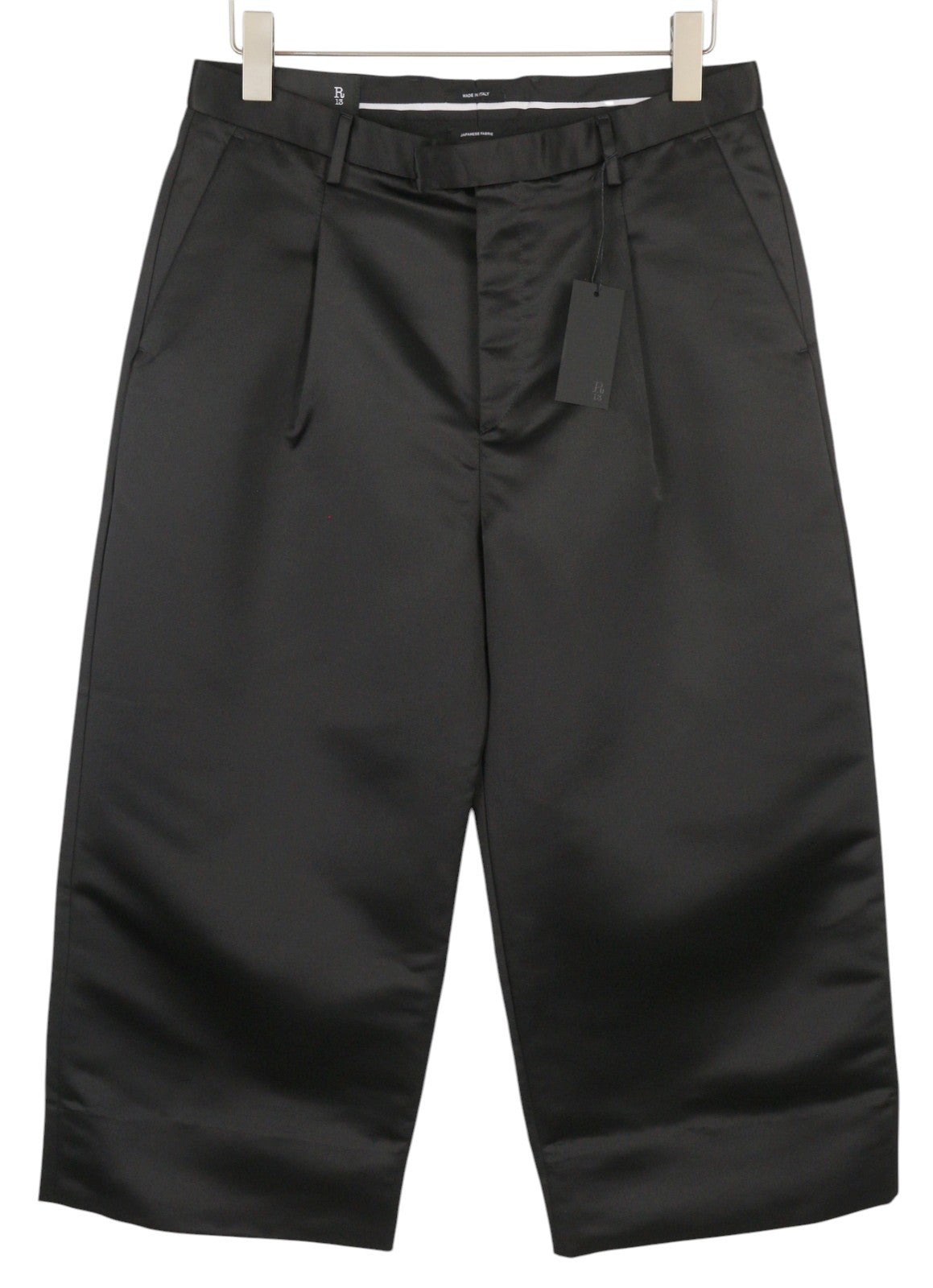 R13 laisvalaikio trumpintos klostuotos moteriškos kelnės 29 juodos atlaso imitacijos iki kulkšnių FW25 