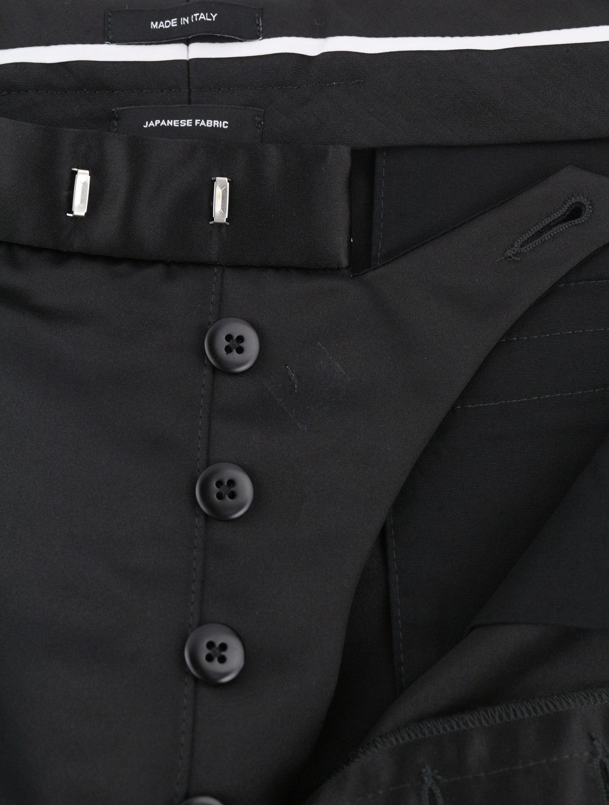 R13 laisvalaikio trumpintos klostuotos moteriškos kelnės 29 juodos atlaso imitacijos iki kulkšnių FW25 