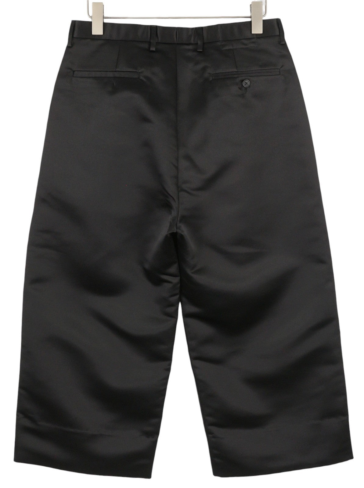 R13 laisvalaikio trumpintos klostuotos moteriškos kelnės 29 juodos atlaso imitacijos iki kulkšnių FW25 