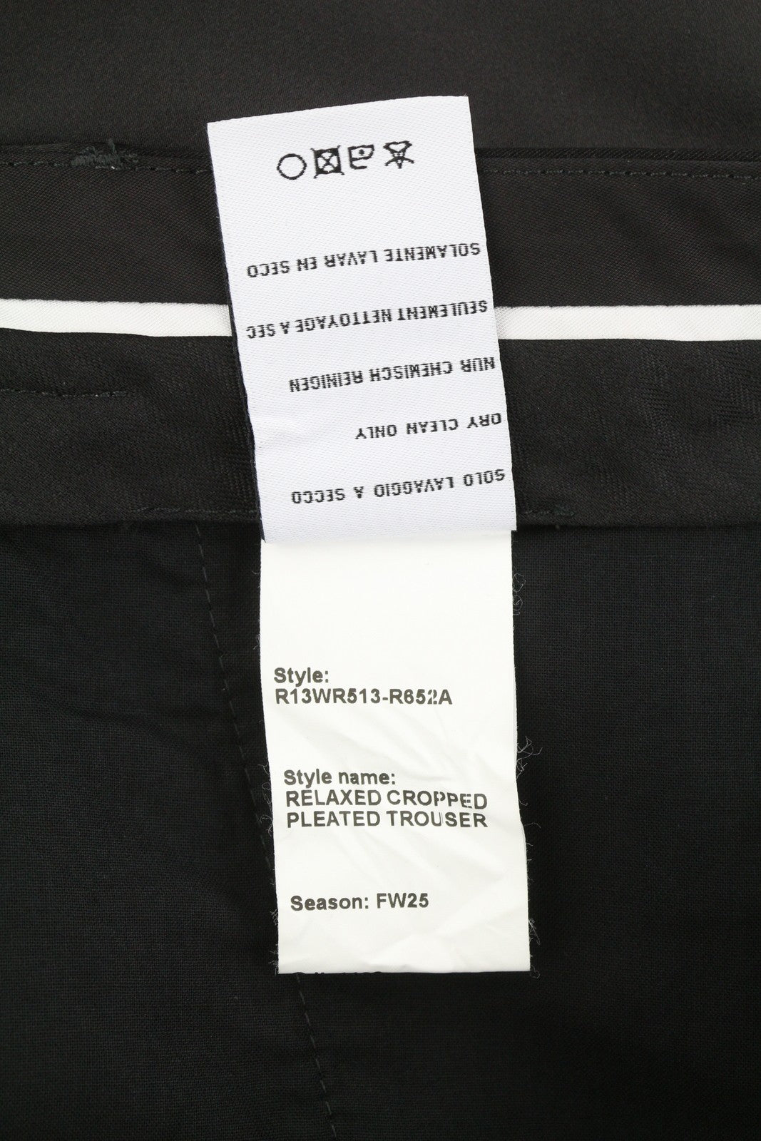 R13 laisvalaikio trumpintos klostuotos moteriškos kelnės 29 juodos atlaso imitacijos iki kulkšnių FW25 