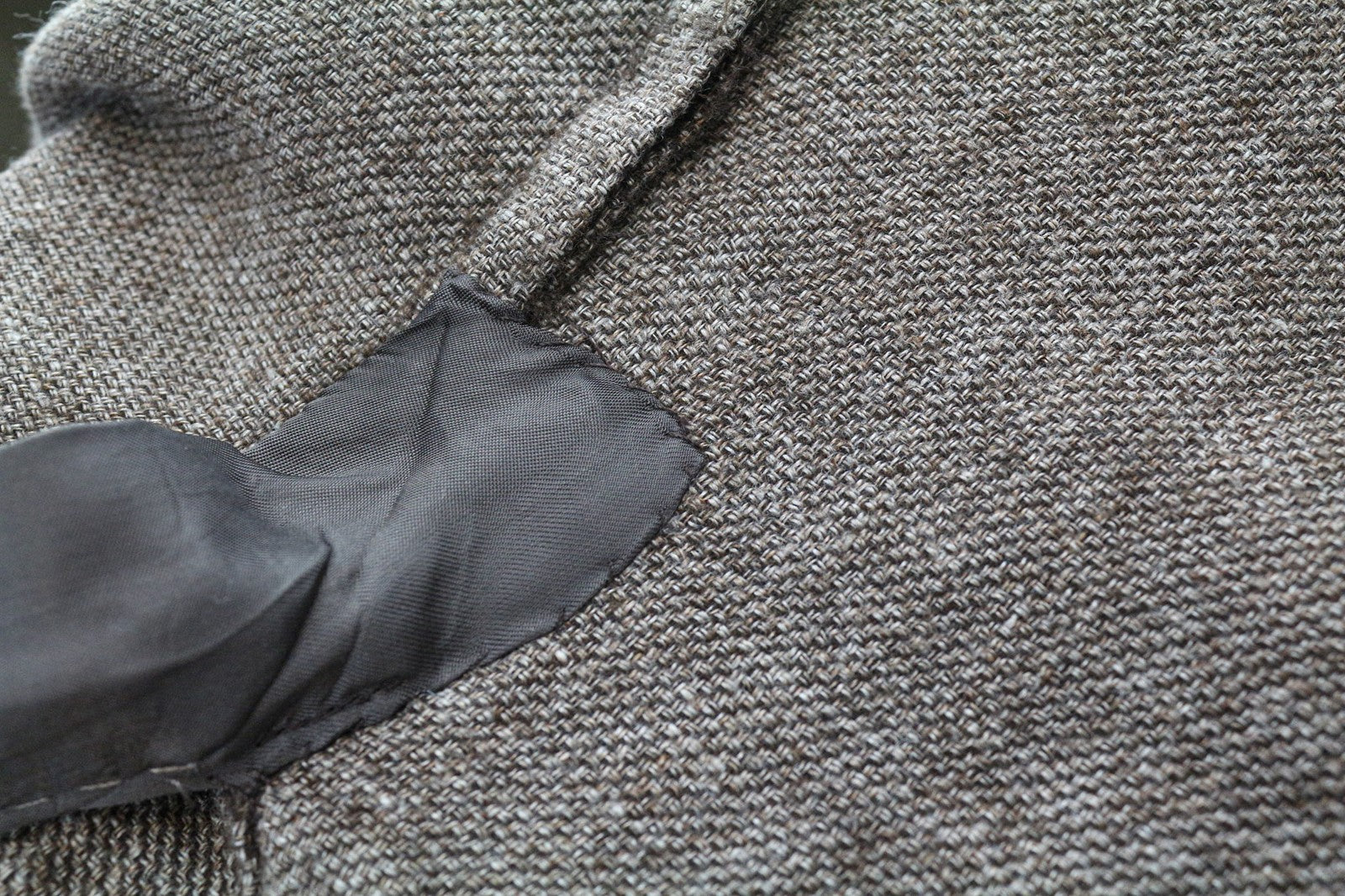 „SUITSUPPLY“ vyriškas švarkas „Havana“ UK46R, rudas, plonas, lininis, vilnonis, oficialios iškirptės, vienos krūtinės. 