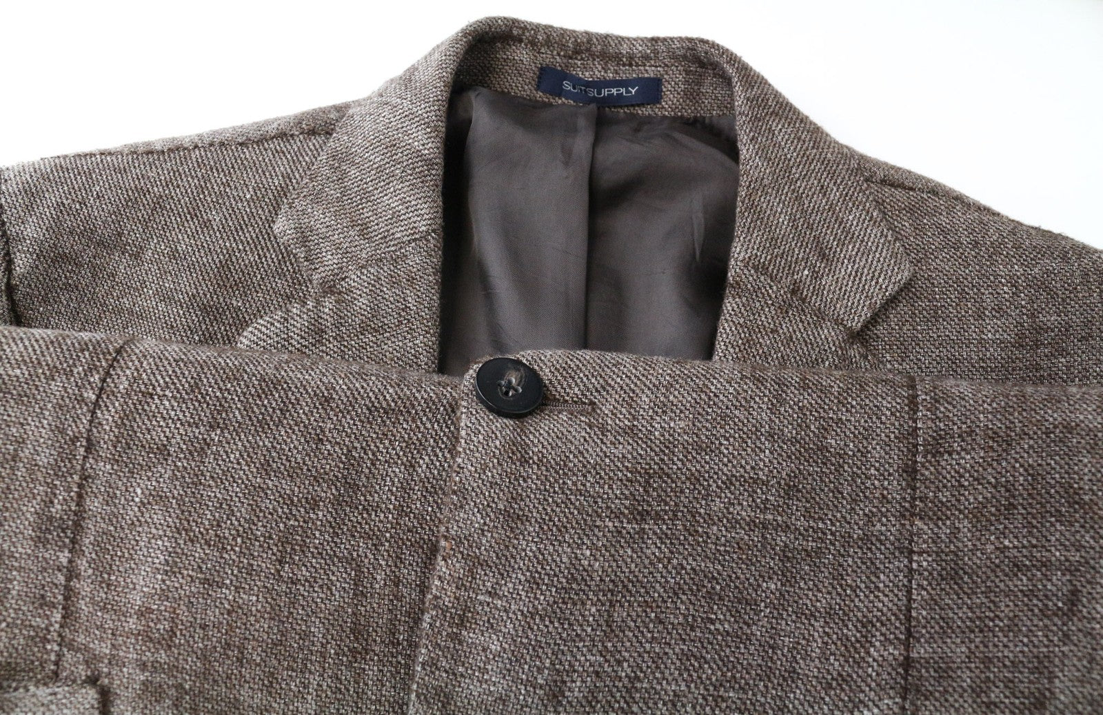 „SUITSUPPLY“ vyriškas švarkas „Havana“ UK46R, rudas, plonas, lininis, vilnonis, oficialios iškirptės, vienos krūtinės. 