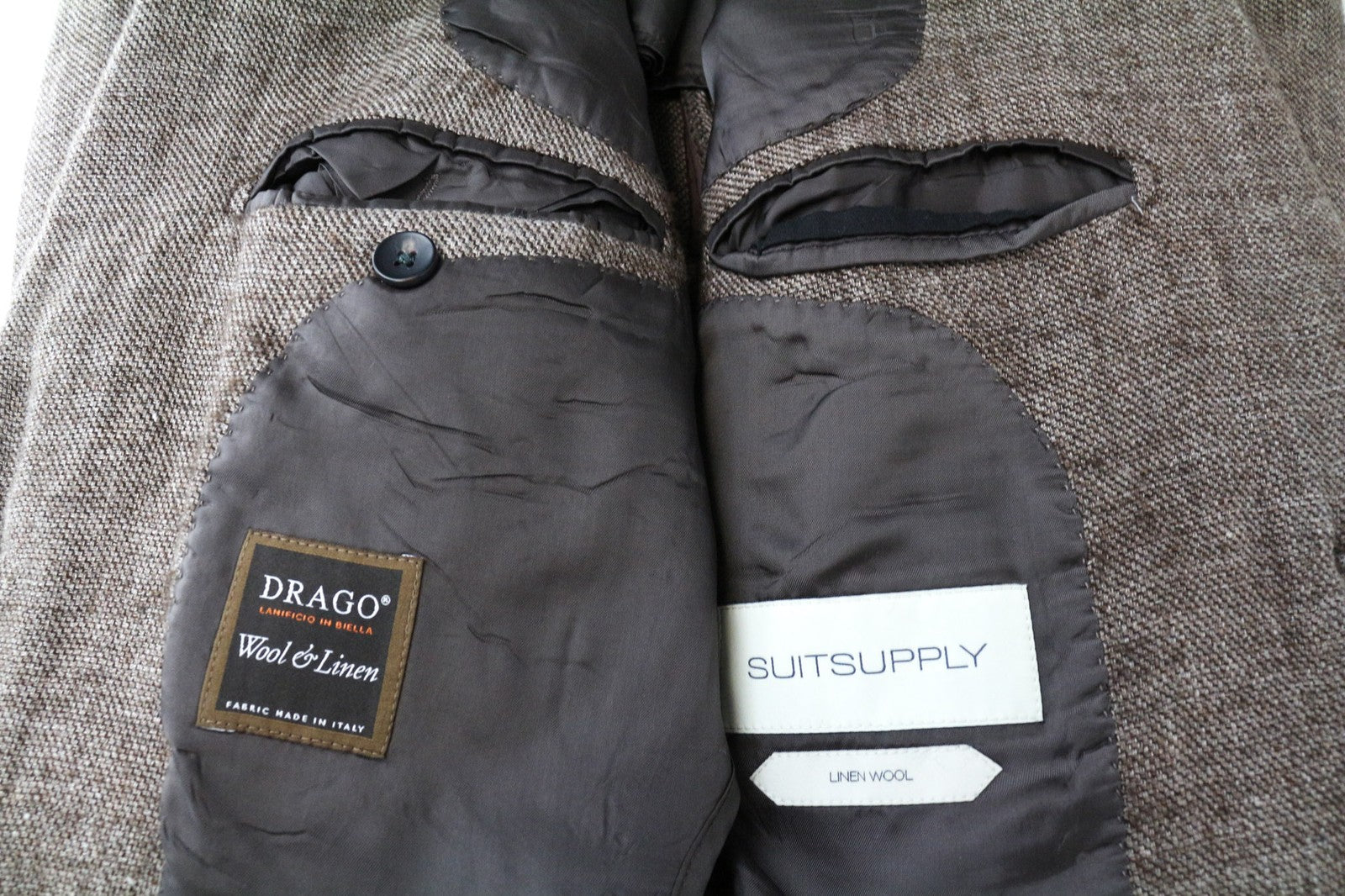 „SUITSUPPLY“ vyriškas švarkas „Havana“ UK46R, rudas, plonas, lininis, vilnonis, oficialios iškirptės, vienos krūtinės. 