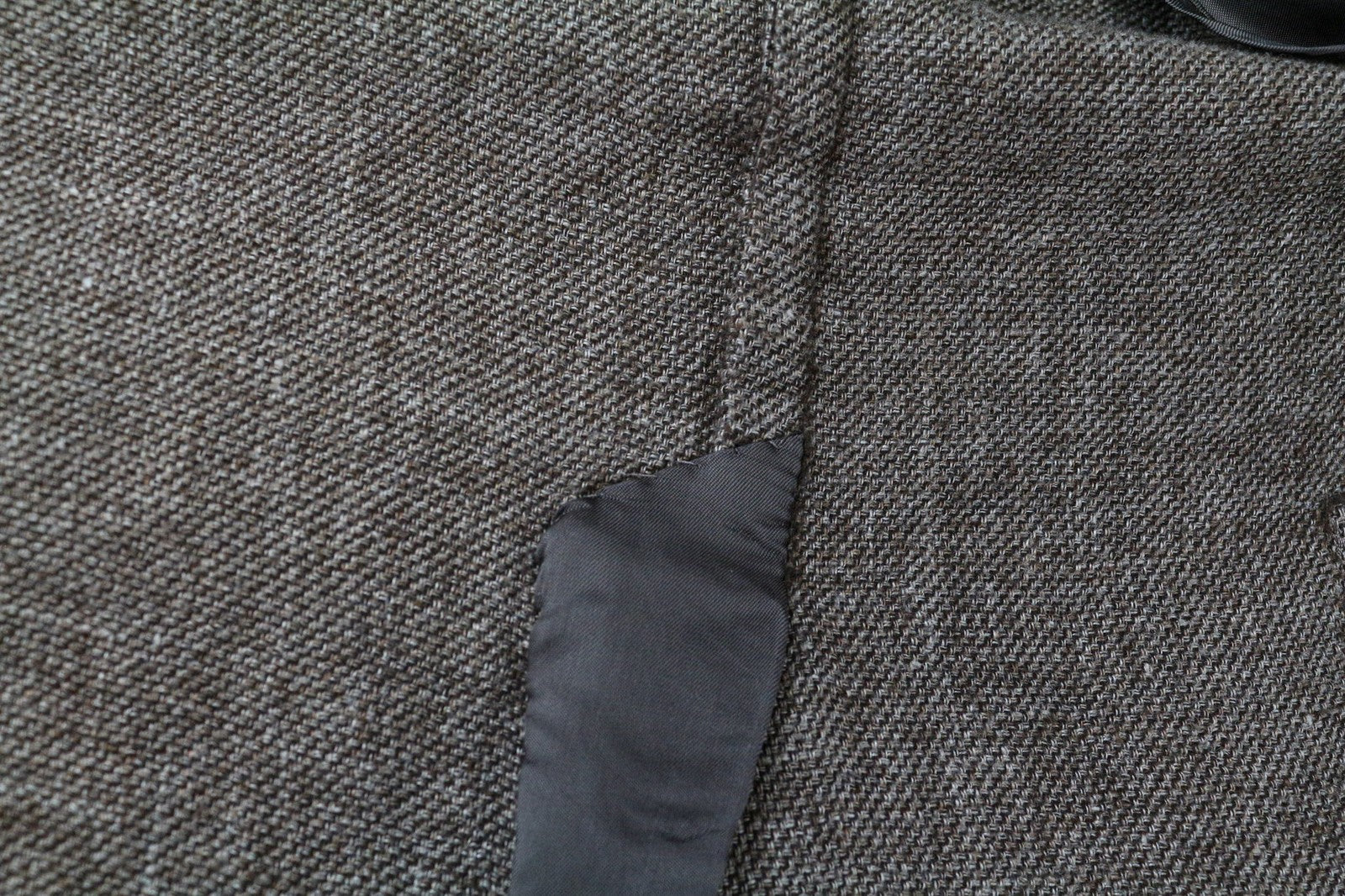 „SUITSUPPLY“ vyriškas švarkas „Havana“ UK46R, rudas, plonas, lininis, vilnonis, oficialios iškirptės, vienos krūtinės. 