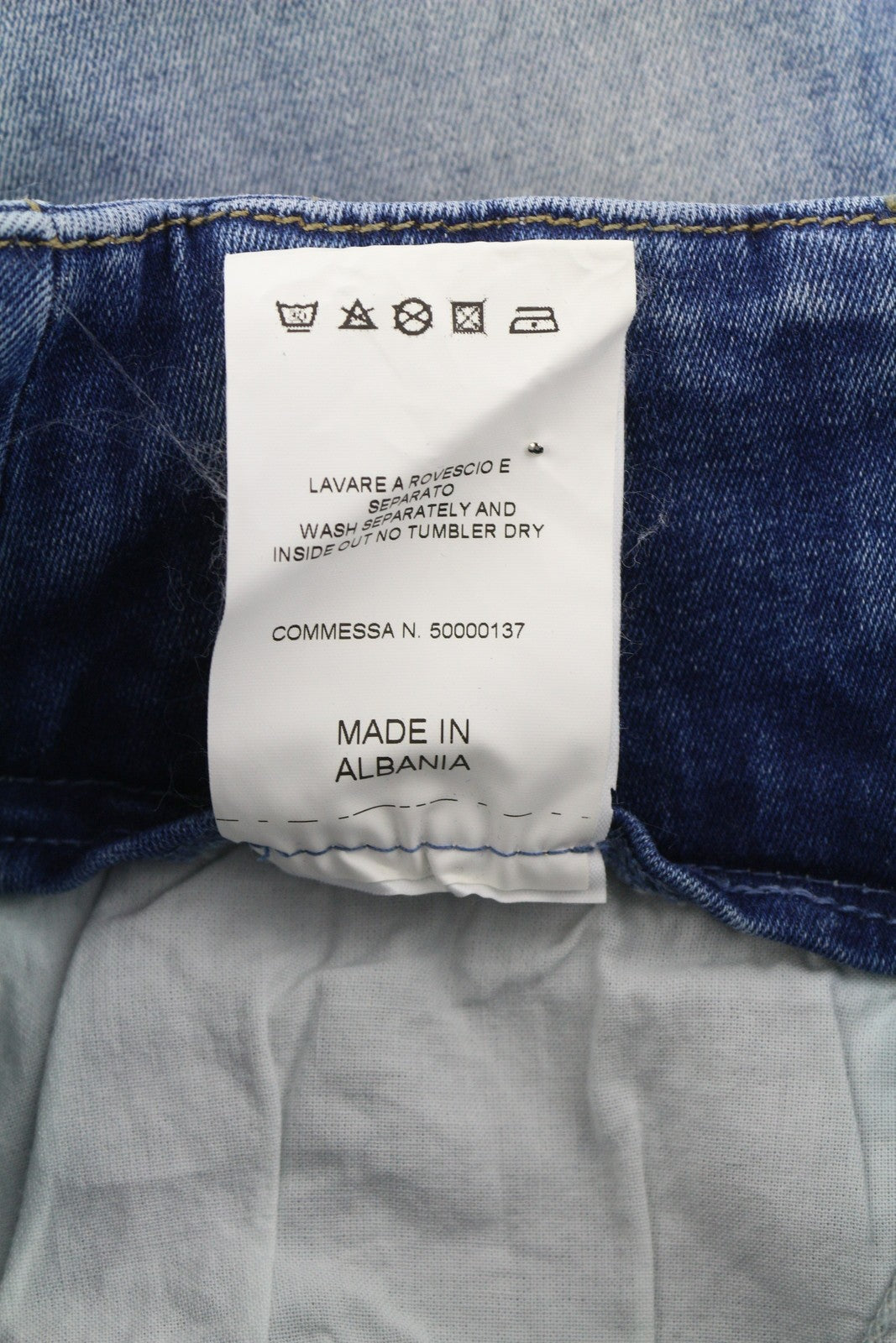 LIU JO moteriški džinsai W28/L28 aukštu juosmeniu, sagomis, laisvo kirpimo, išblukimo efekto, iš apačios į viršų. 