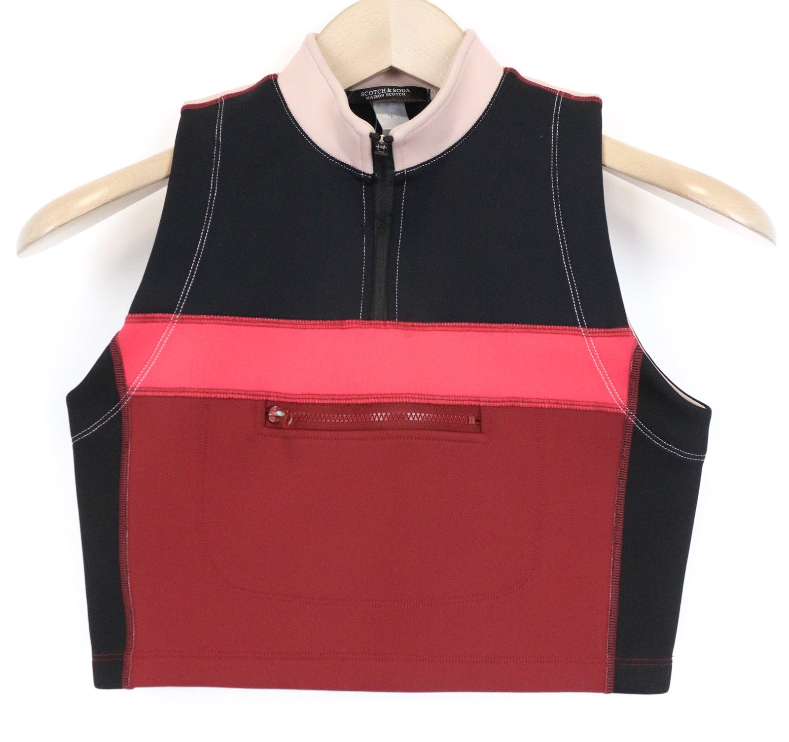 MAISON SCOTCH moteriški juodi trumpi sportiniai marškinėliai su tampria apykakle ir užtrauktuku. 