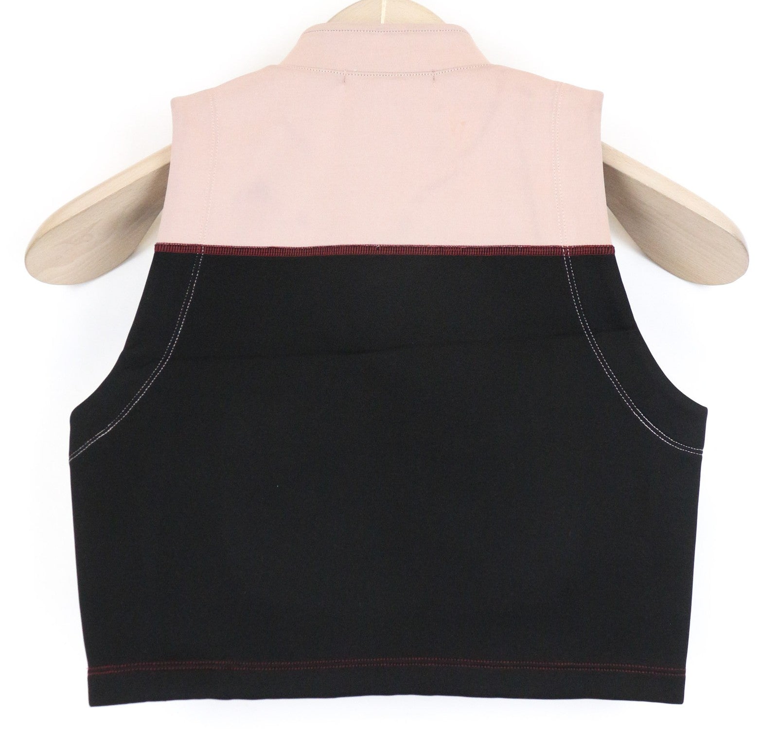 MAISON SCOTCH moteriški juodi trumpi sportiniai marškinėliai su tampria apykakle ir užtrauktuku. 