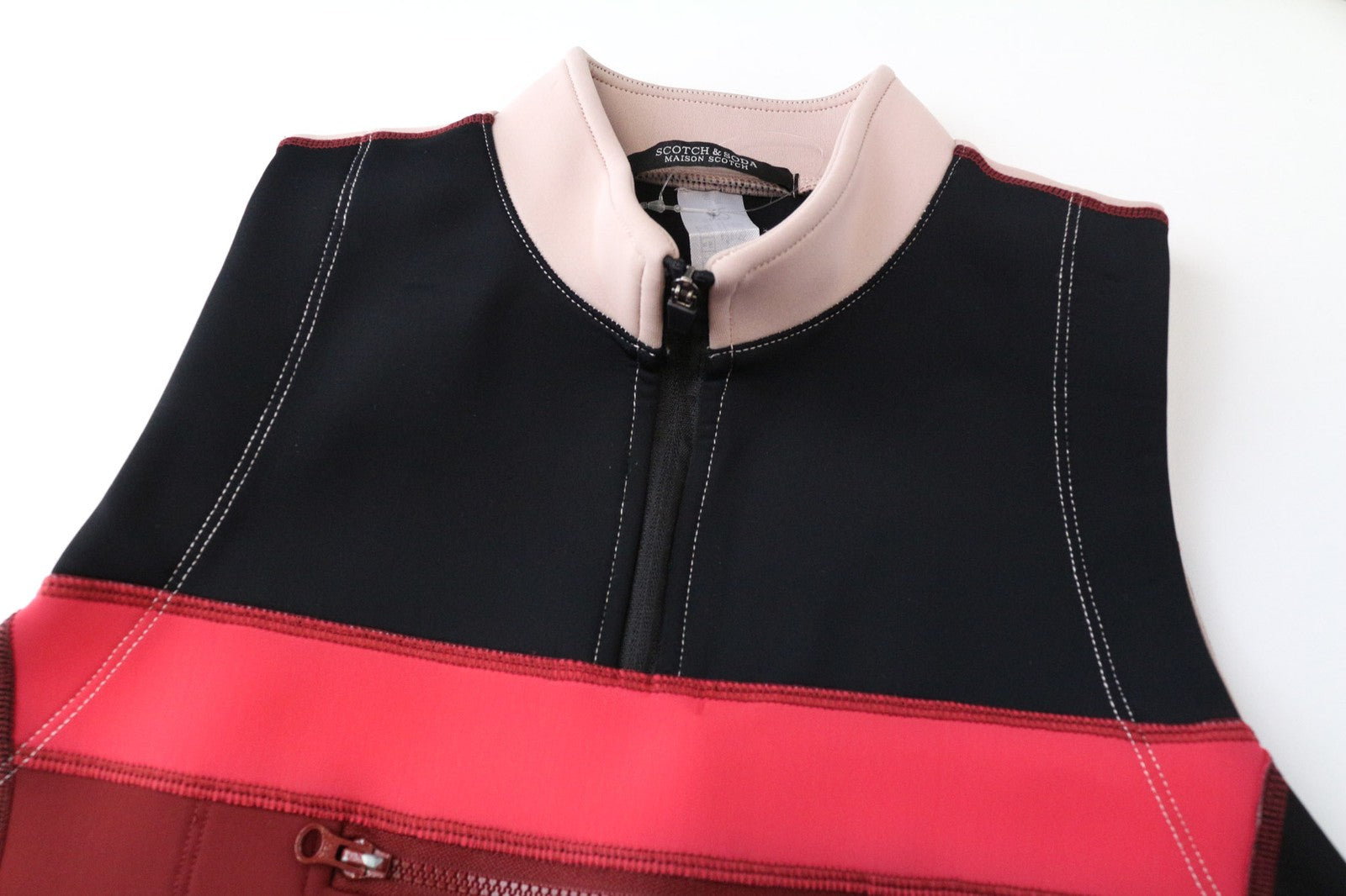 MAISON SCOTCH moteriški juodi trumpi sportiniai marškinėliai su tampria apykakle ir užtrauktuku. 