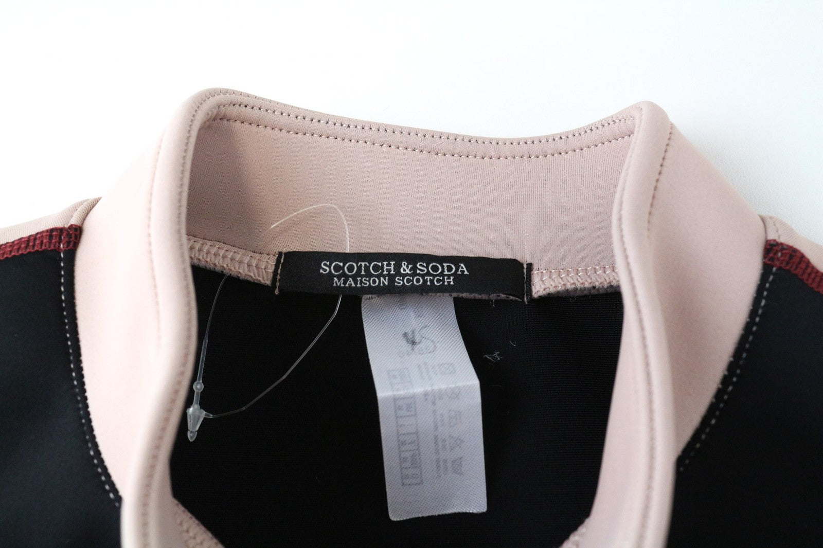 MAISON SCOTCH moteriški juodi trumpi sportiniai marškinėliai su tampria apykakle ir užtrauktuku. 