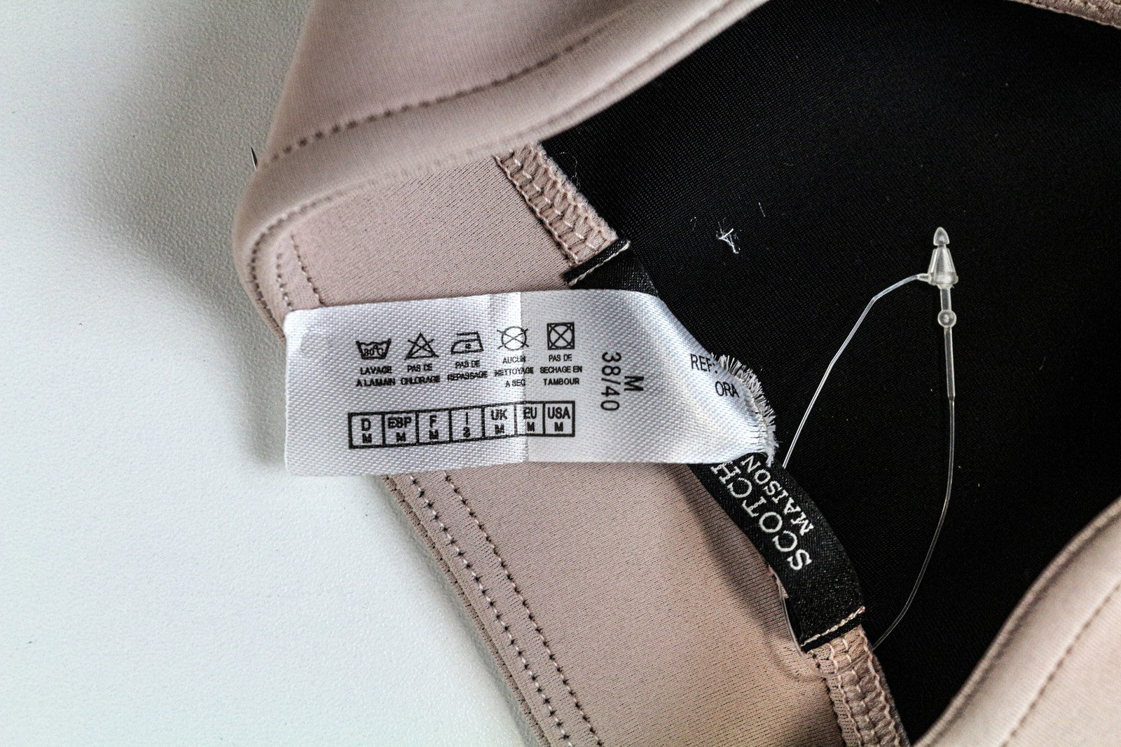 MAISON SCOTCH moteriški juodi trumpi sportiniai marškinėliai su tampria apykakle ir užtrauktuku. 