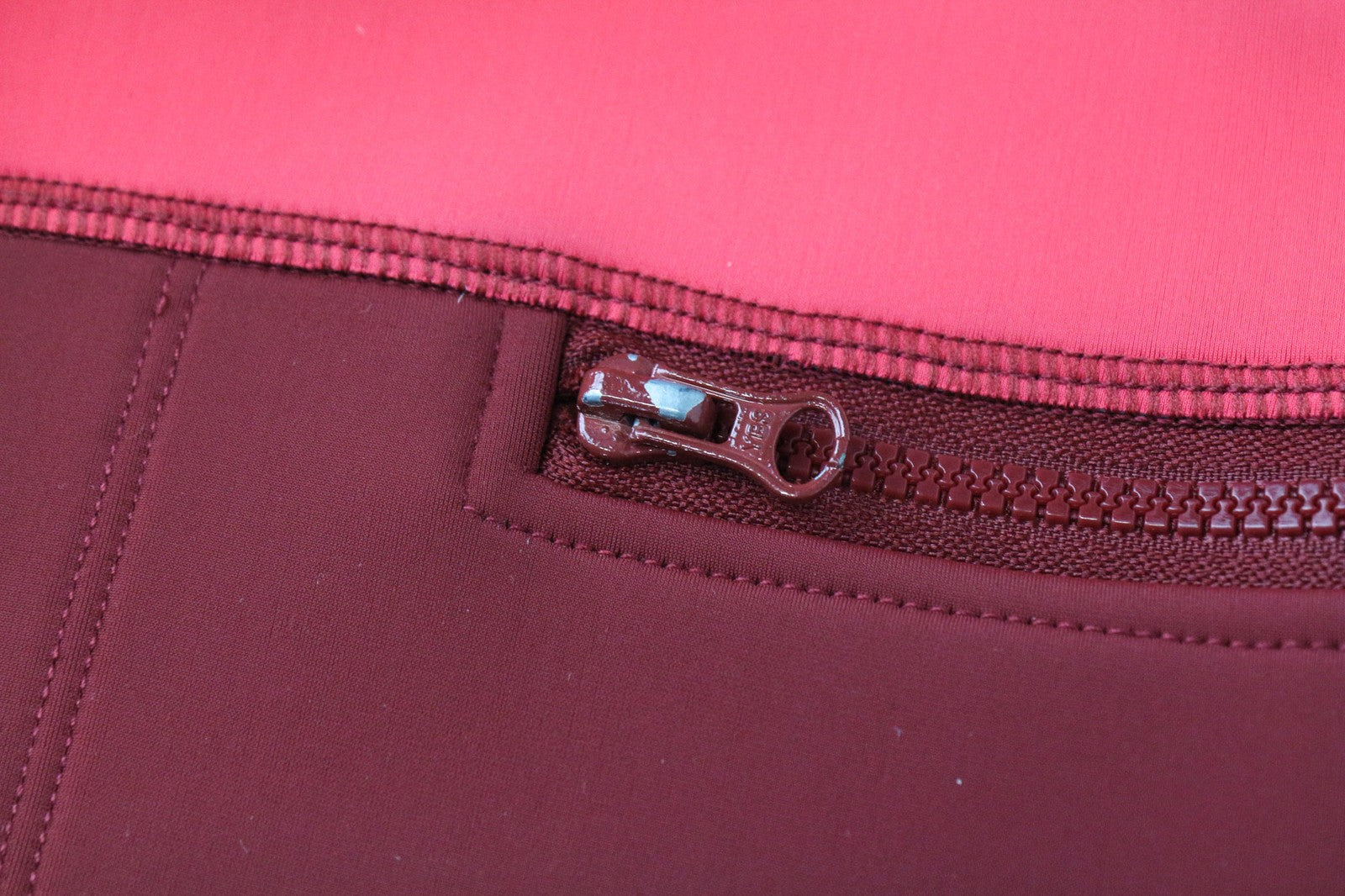 MAISON SCOTCH moteriški juodi trumpi sportiniai marškinėliai su tampria apykakle ir užtrauktuku. 