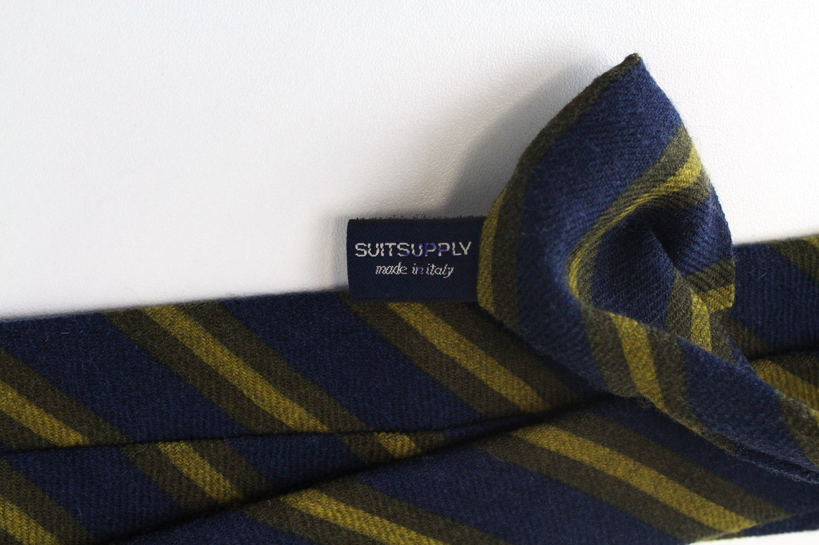 SUITSUPPLY vyriškas kaklaraištis 150x8cm mėlynas vilnonis melanžas dryžuotas smailiais galais 