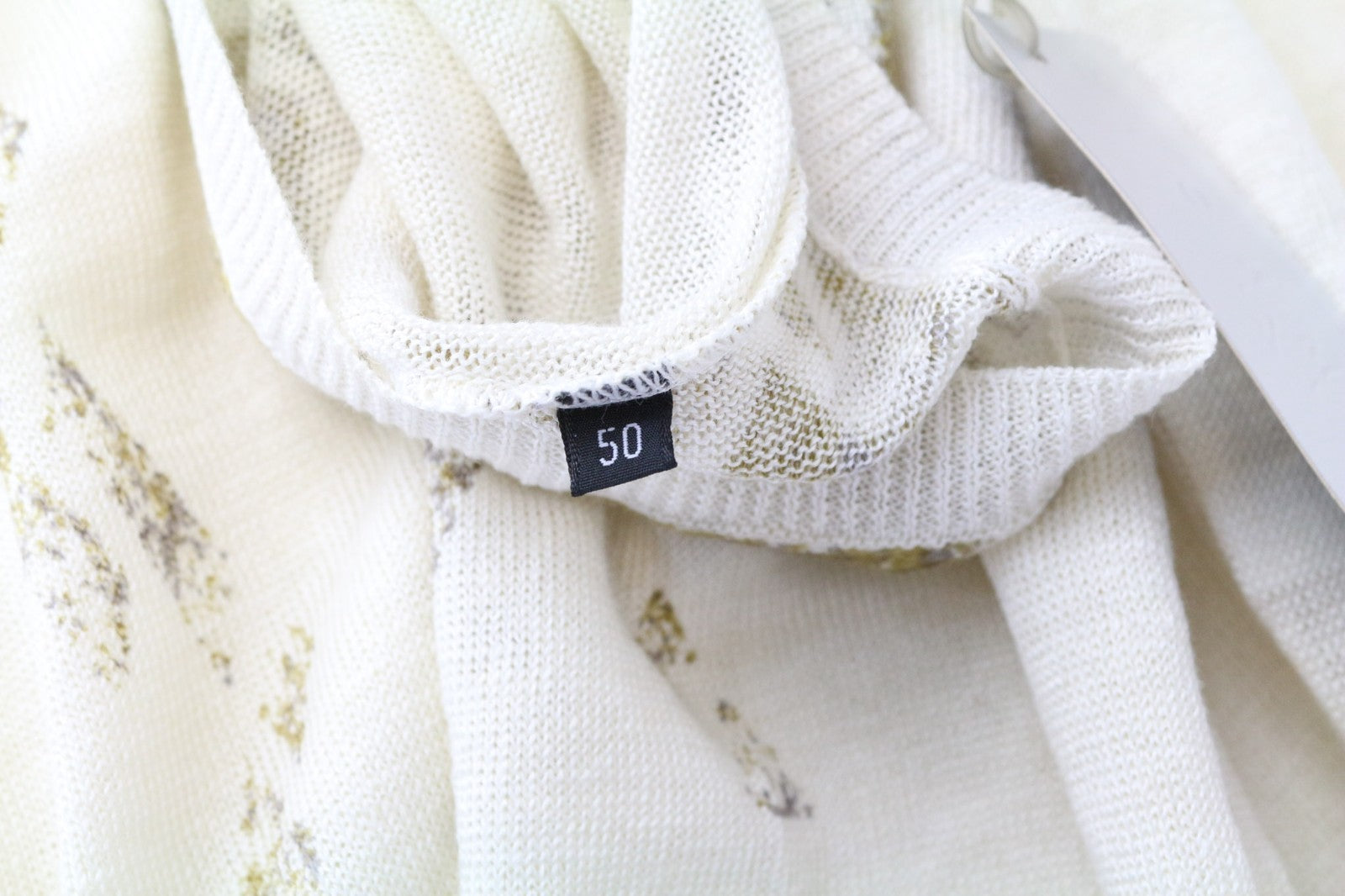 RICHMOND vyriškas megztinis IT50 kreminės spalvos lininis megztinis su V formos iškirpte ir geometrinio rašto raštu 