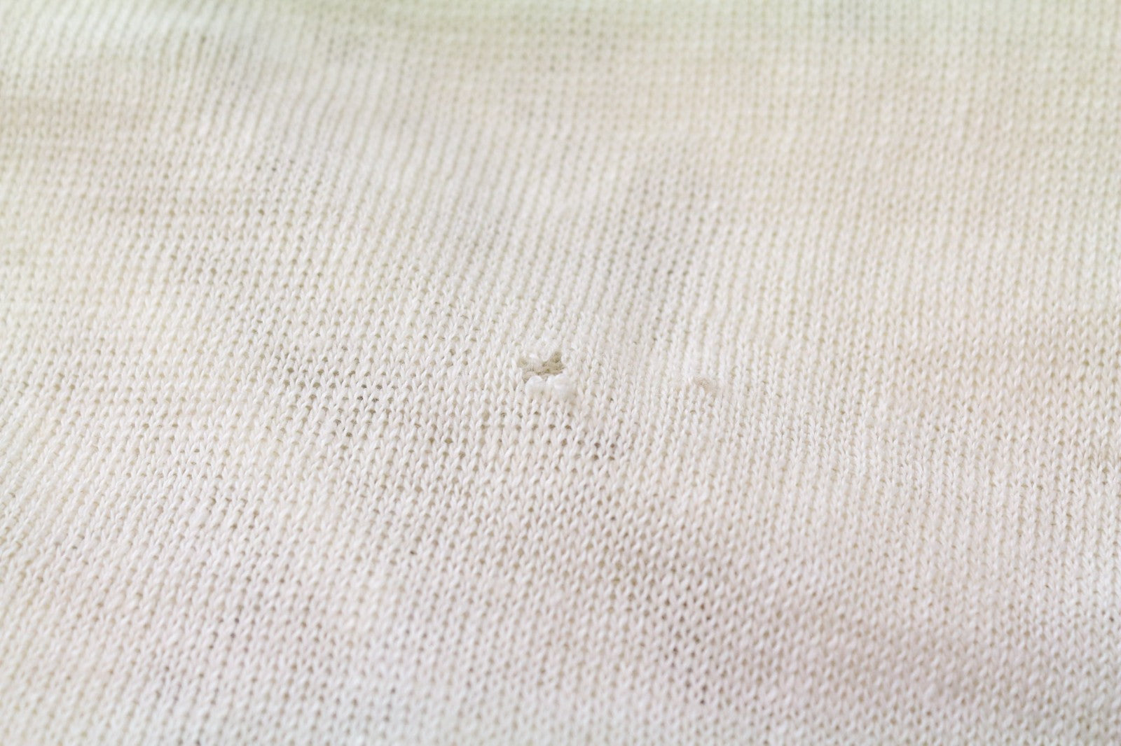 RICHMOND vyriškas megztinis IT50 kreminės spalvos lininis megztinis su V formos iškirpte ir geometrinio rašto raštu 