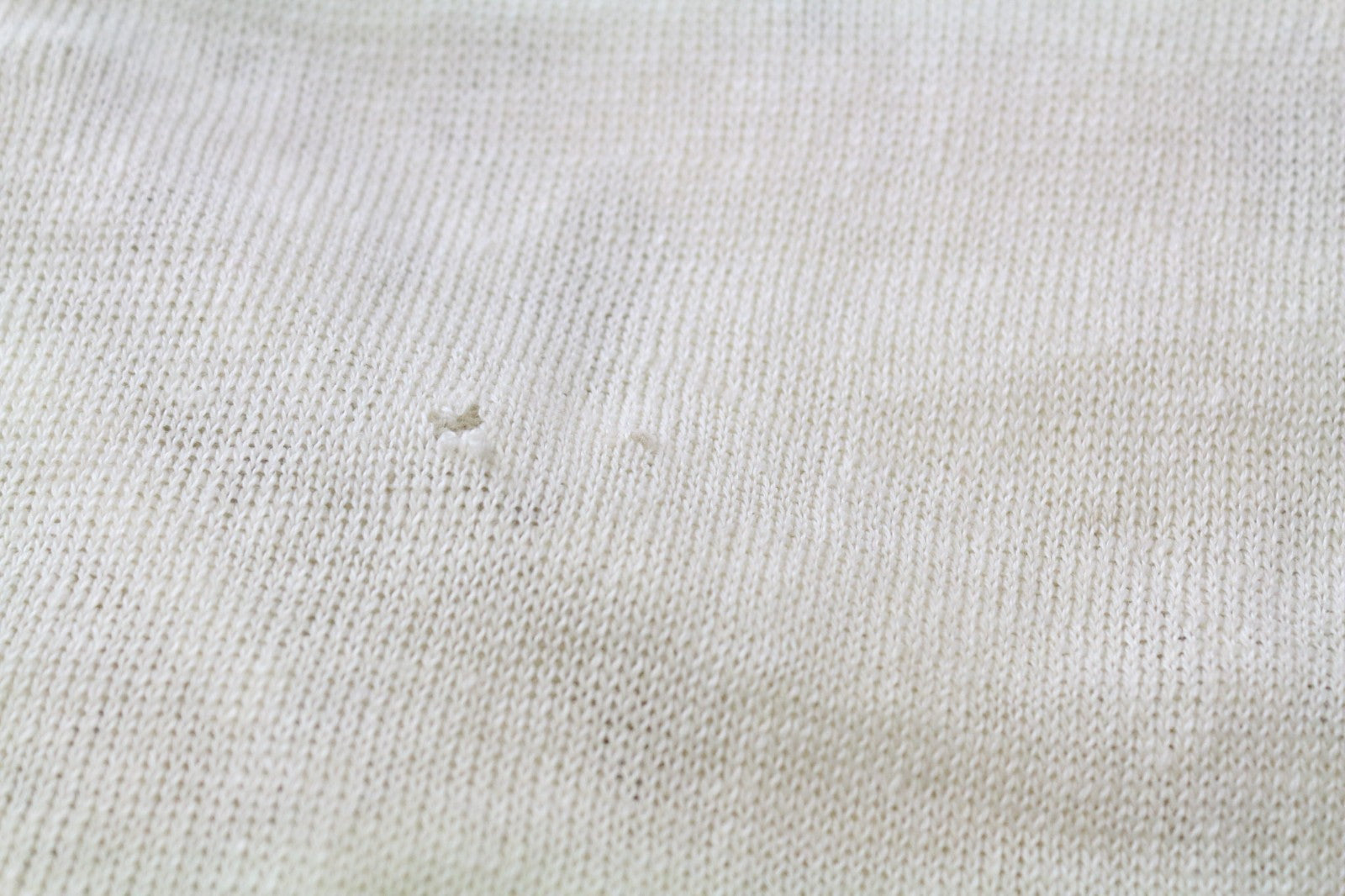 RICHMOND vyriškas megztinis IT50 kreminės spalvos lininis megztinis su V formos iškirpte ir geometrinio rašto raštu 