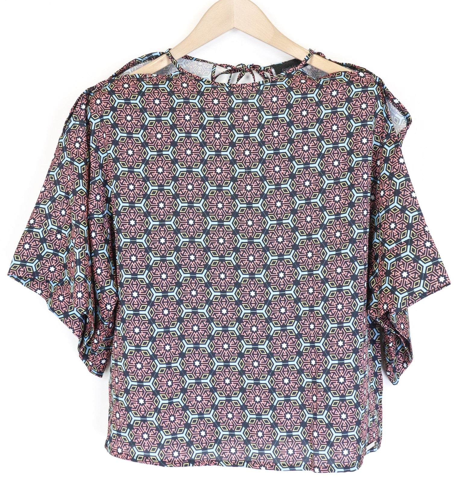 FRANKIE MORELLO moteriški marškinėliai XS dydžio, juodi, šaltais pečiais, laisvo kirpimo, geometrinio rašto. 