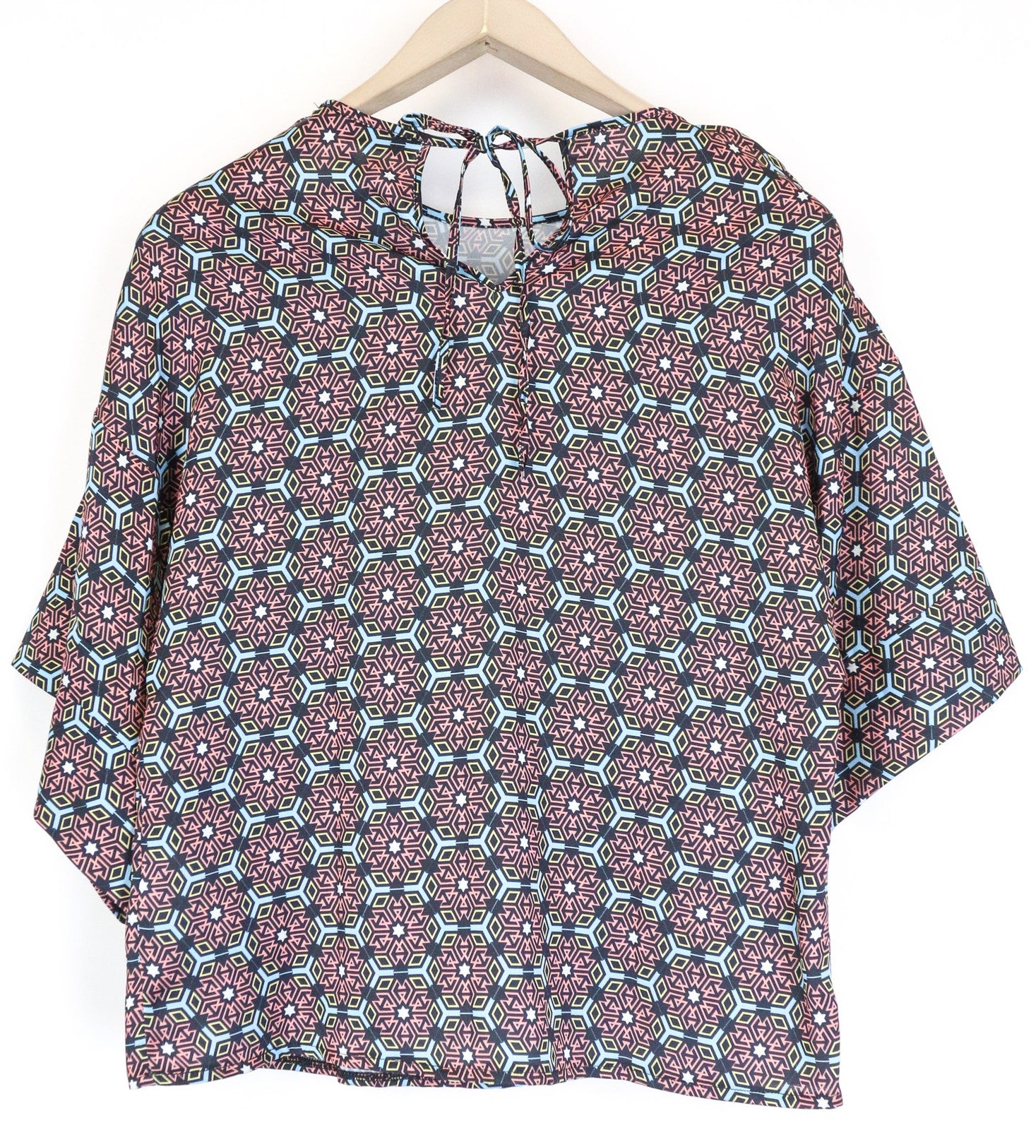 FRANKIE MORELLO moteriški marškinėliai XS dydžio, juodi, šaltais pečiais, laisvo kirpimo, geometrinio rašto. 